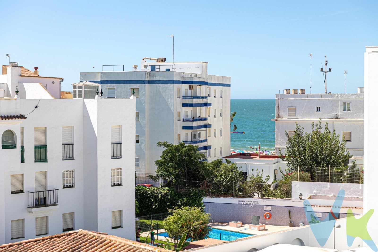Ubicado en la codiciada playa de Regla, este exclusivo piso en venta se sitúa en el mejor edificio de la zona.  En su tercera planta con ascensor, podrás disfrutar del aire fresco y las vistas al mar a solo 100 metros de la orilla.  . Esta joya de vivienda cuenta con dos amplios dormitorios dobles, un baño espacioso y un acogedor salón comedor que conecta a una cocina independiente; además tiene opción para convertirse en espacio diáfano según tus preferencias. La doble terraza proporciona luminosidad y ventilación excepcionales, perfectas para momentos de ocio relajantes. Entre sus numerosas calidades destacan el aire acondicionado centralizado por toda la vivienda, hilo musical e instalaciones modernas como ventanas Climalit colo madera, suelo laminado flotante que garantizan comodidad inmediata sin necesidad de reformas adicionales, video portero, portaje en madera de roble, toldos automatizados, placas solares...  Este hogar también incluye aparcamiento privado subterráneo y trastero. Características ideales para unas vacaciones perfectas o simplemente escapar del estrés diario. Si buscas en Chipiona un buen hogar, no puedes pasar por alto ésta oportunidad. De acuerdo con lo prevenido en el Decreto 218/2005, de 11 de octubre, se informa al cliente que los Gastos Notariales, Registrales, impuesto de transmisiones (ITP), Honorarios de intermediación, Gastos financieros, y otros gastos inherentes a la compraventa no están incluidos en el precio. 