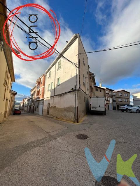 CASA EN LERÍN, HACE ESQUINA, MUY LUMINOSA, TODO EXTERIOR. PLANTA BAJA + PLANTA PRIMERA + ENTRECUBIERTA. TEJADO EN BUEN ESTADO. NO TIENE CÉDULA DE HABITABILIDAD. SUMINISTROS DE AGUA Y LUZ DADOS DE ALTA