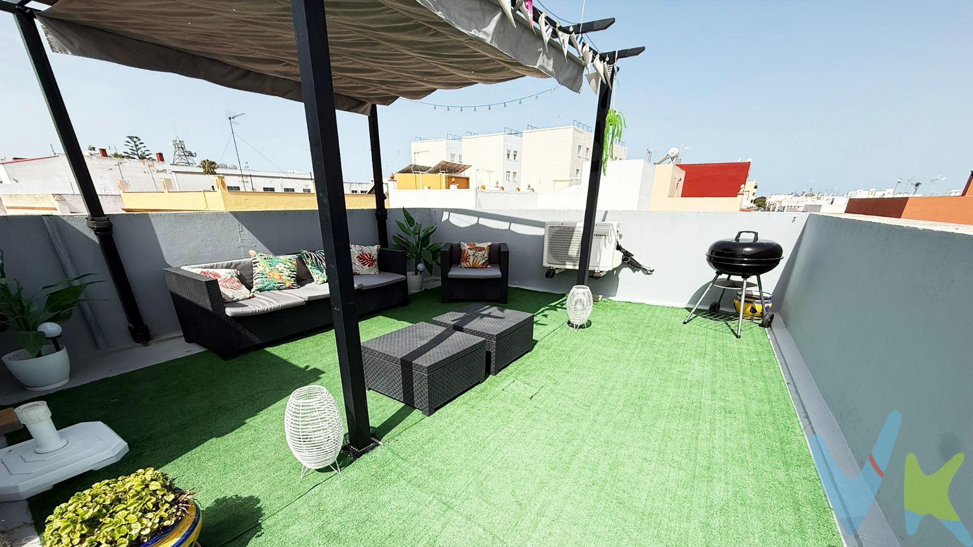 Descubre esta magnífica casa ubicada en el centro de Puerto Real, perfecta para familias que buscan amplitud y comodidad en un entorno privilegiado. La vivienda cuenta con 4 dormitorios, uno de ellos en planta baja con dos vestidores, ideal para crear un espacio privado y funcional. Los otros tres dormitorios se encuentran en la primera planta, ofreciendo luminosidad y tranquilidad. Dispone de 2 baños completos, uno en cada planta, diseñados para satisfacer las necesidades de toda la familia. También tiene una cocina amueblada que junto a su comedor hace la delicia de cualquier familia. . La joya de esta propiedad es su azotea privada: un auténtico oasis en pleno centro con barbacoa, pérgola y zona chill out para disfrutar de inolvidables reuniones al aire libre. Además, en el castillete, encontrarás un práctico lavadero que facilita las tareas domésticas. Además, podemos contar con la posibilidad de tener plaza de aparcamiento en alquiler en la misma calle. . CASA en el CENTRO DE PUERTO REAL con 174 m² construidos (155 m² útiles) que consta de 4 dormitorios, salón, cocina, 2 baños y azotea privada. VEN A VISITARLA!!. Informamos a nuestros clientes de que los gastos de Notaría, Gestoría, Impuestos y los honorarios de la agencia no están incluidos en el precio. A su vez, disponemos del Documento Informativo Abreviado de la propiedad (Según Decreto 218/2005, del 11 de Octubre) y de Seguro de Caución, para la protección del dinero entregado como señal para la Reserva de una vivienda.