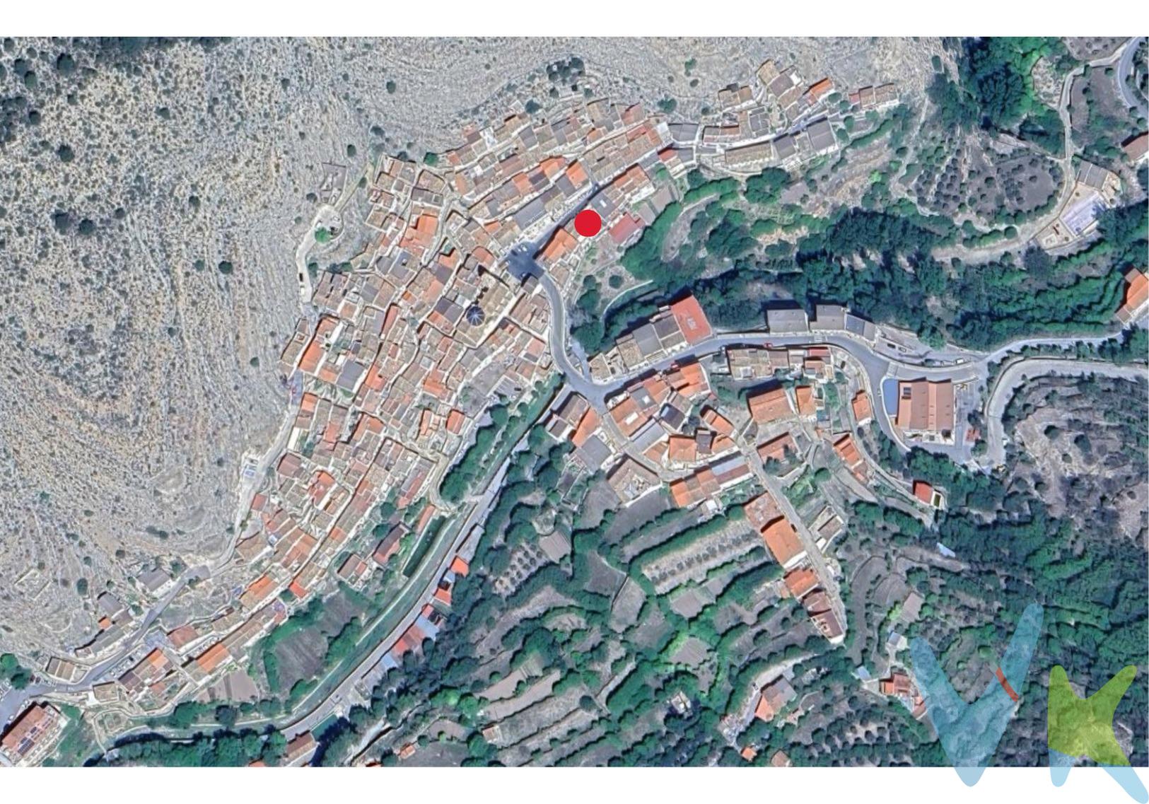Terreno Urbano con Proyecto Básico en Venta – Oportunidad de Inversión en Cortes de Pallás. Se ofrece en exclusiva un terreno urbano de 167 m² situado en pleno núcleo urbano de Cortes de Pallás, una localidad en auge tanto por su atractivo turístico como por el creciente desarrollo de infraestructuras energéticas en la zona. El terreno se vende con un proyecto básico que contempla la construcción de un edificio con 9 viviendas y locales comerciales en planta baja. La edificación proyectada da frente a la plaza principal, donde la normativa urbanística permite planta baja más dos alturas. Además, la fachada posterior del edificio da a un barranco, lo que ofrece la posibilidad de desarrollar niveles adicionales por debajo del nivel de acceso desde la plaza, incrementando así la edificabilidad efectiva y el potencial de rendimiento de la promoción. Características principales:. ●	Superficie del solar: 167 m². ●	Proyecto básico incluido: 9 viviendas + locales comerciales. ●	Frente a la plaza, con posibilidad de edificar PB + 2 alturas. ●	Posibilidad de niveles adicionales en la fachada trasera (vistas al barranco). ●	Zona con alta demanda de vivienda por turismo y trabajadores desplazados. ●	Emplazamiento estratégico en entorno natural y con todos los servicios. Cortes de Pallás es una localidad con gran encanto natural, ideal para turismo rural, senderismo y actividades de montaña. La reciente implantación de proyectos energéticos está atrayendo a numerosos trabajadores a la zona, generando una demanda estable de alojamiento. Una oportunidad ideal para promotores e inversores que buscan un proyecto listo para desarrollar con alto potencial de rentabilidad tanto en alquiler turístico como residencial. . La descripción del presente inmueble e imágenes tienen mero carácter informativo y en ningún caso carácter contractual, pudiendo ser modificados por la inmobiliaria comercializadora sin que ello implique responsabilidad alguna frente a terceros. En el precio de venta a público, esta propiedad NO incluye los gastos de adquisición (Notario, registro, gestión, honorarios, etc…).