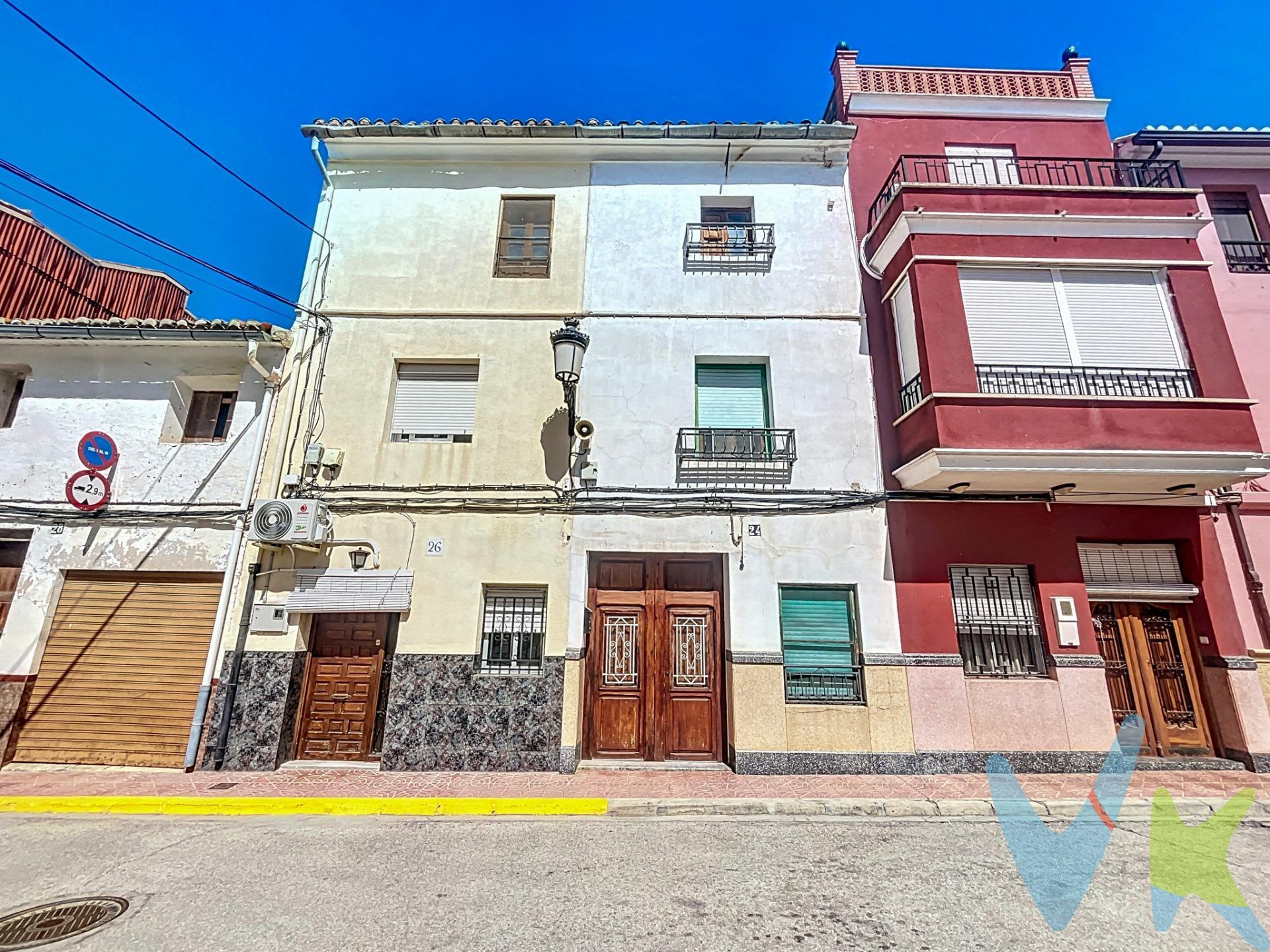 Casa de pueblo con gran potencial frente a la plaza de la iglesia – Lugar Nuevo de Fenollet. ¿Buscas una vivienda con historia y muchas posibilidades de reforma? Esta casa de pueblo, ubicada en la calle San Antonio y justo frente a la plaza de la iglesia de Lugar Nuevo de Fenollet, puede ser la oportunidad que estabas esperando. Con más de un siglo de antigüedad, esta propiedad conserva el encanto de la arquitectura tradicional, ideal para quienes desean crear un hogar con carácter propio. La vivienda cuenta con una superficie construida de 147 m² distribuidos en tres plantas. Distribución actual:. ●	3 habitaciones: una individual en planta baja y dos dobles en la primera planta. ●	Espacios amplios, diáfanos y versátiles, con gran potencial para rediseñar según tus necesidades. Se incluyen propuestas de reforma que permiten transformar la vivienda en una cómoda casa de 2 a 4 habitaciones. Importante: actualmente la casa no dispone de cocina ni cuarto de baño con ducha, y no cuenta con acometida de agua ni desagüe, por lo que no es habitable en su estado actual y requiere una reforma integral. Situada en una población tranquila y con encanto, esta vivienda está ubicada junto a la conocida ciudad de Xàtiva, a menos de 8 km de todos los servicios esenciales: hospitales, transporte público, supermercados y centros comerciales.  . ✨ Una oportunidad única para quienes buscan restaurar una casa con alma o desarrollar un proyecto con gran potencial de revalorización. 📞 Contáctanos hoy mismo para más información o para concertar una visita. La descripción del presente inmueble e imágenes tienen mero carácter informativo y en ningún caso carácter contractual, pudiendo ser modificados por la inmobiliaria comercializadora sin que ello implique responsabilidad alguna frente a terceros. En el precio de venta a público, esta propiedad NO incluye los gastos de adquisición (Notario, registro, gestión, honorarios, etc…).