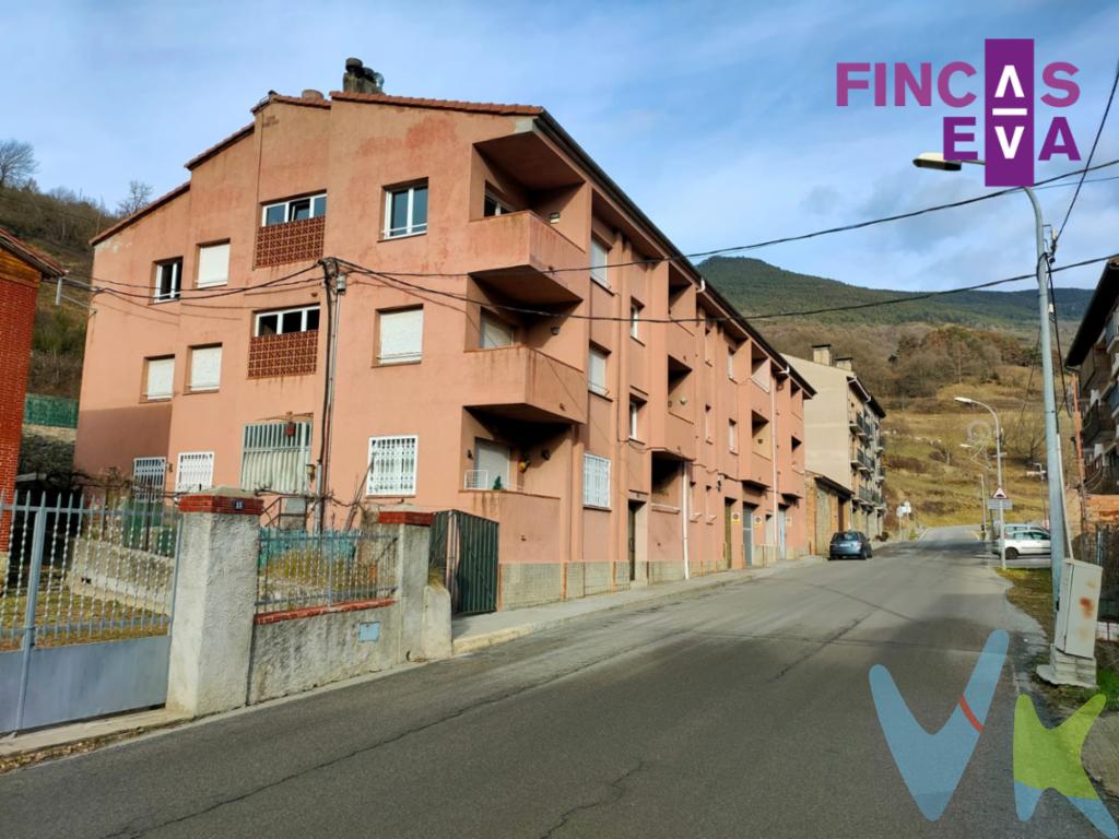 Presentamos esta propiedad a reformar situada en la pintoresca localidad de Ribes de Freser. Se trata de un espacioso piso ubicado en la segunda planta de un edificio construido en el año 1985, que combina la comodidad con el encanto tradicional de la zona.Este amplio piso cuenta con 94 metros cuadrados de espacio útil y 103 metros cuadrados construidos. La distribución del inmueble ofrece una sensación de amplitud y luminosidad, ideal para una familia que busca un lugar acogedor y funcional. La propiedad dispone de cuatro habitaciones amplias, lo que proporciona numerosas opciones, adaptándose a las necesidades de cualquier familia.Además de las generosas habitaciones, el piso cuenta con un salón-comedor amplio y luminoso. Las grandes ventanas permiten la entrada de abundante luz natural, creando un ambiente cálido y acogedor. El salón se abre a un encantador balcón, perfecto para disfrutar de las vistas y el clima agradable de Ribes de Freser durante todo el año.La cocina es independiente y da a una amplia galeria exterior. La propiedad también dispone de un baño completo.El edificio cuenta con un ascensor, lo que facilita el acceso a la propiedad, haciendo que la segunda planta sea fácilmente accesible para todos. Además, la inclusión de un garaje en esta oferta es un beneficio adicional que añade comodidad y seguridad para aparcar su vehículo sin preocupaciones.Es importante destacar la ubicación privilegiada en la que se encuentra este piso. Ribes de Freser es conocido por su entorno natural y su tranquilidad, proporcionando un estilo de vida relajado y en armonía con el entorno. La localidad ofrece todos los servicios esenciales, como tiendas, restaurantes y escuelas, lo que garantiza una vida cotidiana cómoda y sin complicaciones.La comunidad vecinal en este edificio es cordial y acogedora, creando un ambiente perfecto para quienes buscan establecerse de manera permanente o disfrutar de una segunda residencia en un lugar sereno y pintoresco. La proximidad a rutas de senderismo y actividades al aire libre es otro gran atractivo para los amantes de la naturaleza.Por lo tanto, esta es una oportunidad única para adquirir un inmueble amplio y bien situado en un entorno privilegiado. No deje pasar la ocasión de visitar este encantador piso, donde cada detalle ha sido pensado para ofrecer el máximo confort y funcionalidad. Para más información o concertar una visita, no dude en ponerse en contacto. Será un placer mostrarle todos los encantos de esta magnífica propiedad.Visitar este piso es una inversión segura en calidad de vida. Le esperamos con las puertas abiertas para que pueda apreciar personalmente todas las ventajas que esta propiedad tiene que ofrecer. Aproveche esta oportunidad y convierta este piso en su nuevo hogar en Ribes de Freser. 