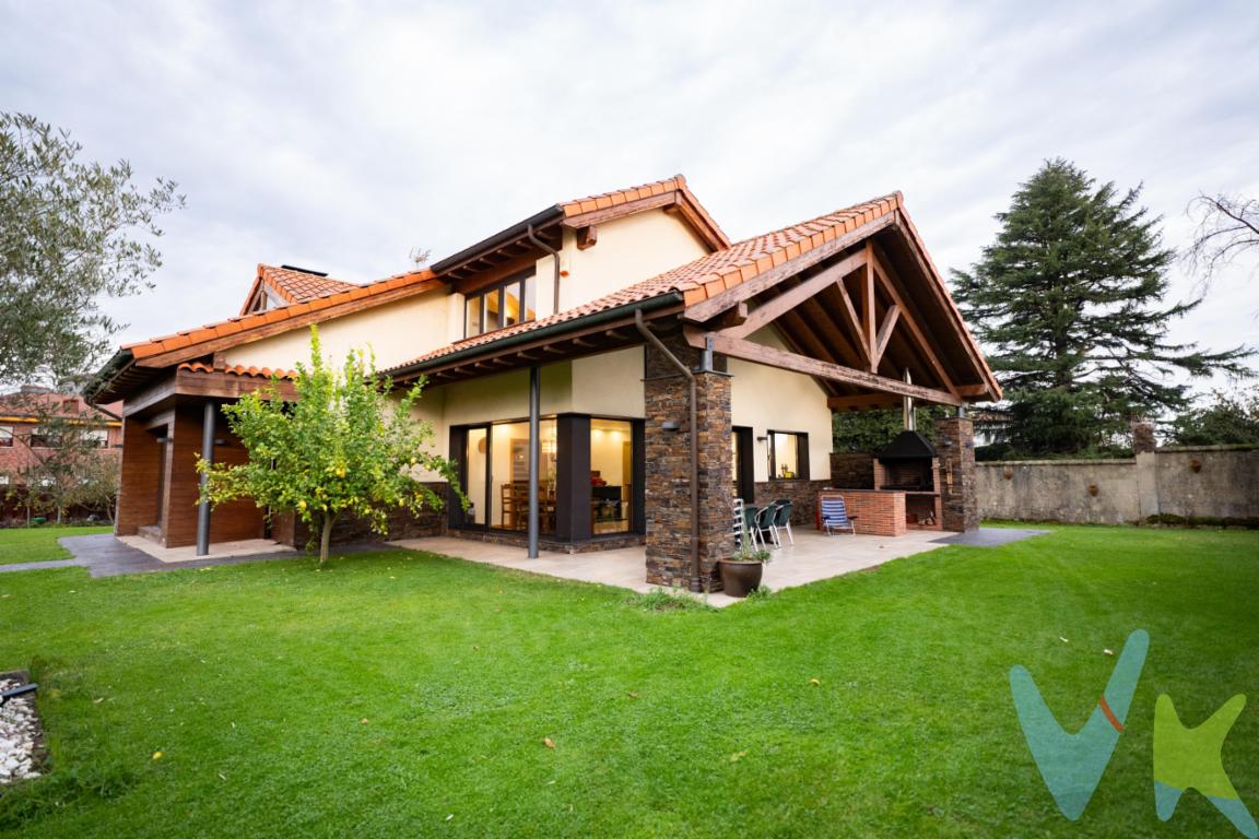 Si quieres vivir con todas las comodidades de la ciudad pero a la vez disfrutar de la tranquilidad y la paz de vivir en un entorno rural, tenemos tu hogar ideal!!! Esta vivienda unifamiliar situada en una zona residencial a tan solo 5 minutos de Oviedo, ha sido diseñada con todo mimo y lujo de detalles por sus propietarios y ha sido construida con materiales de altísima calidad y última generación (geotermia, doble aislamiento, triple acristalamiento en ventanas, cámara de aire etc.) que le proporcionan además de su bonita estética tanto exterior como interior, el confort y la calidez que hacen de ella el hogar perfecto para toda la familia. La zona de Colloto es ideal por su ubicación cercana a Oviedo y su excelente comunicación con la ciudad, ya que dispone de autobús municipal y tren, así mismo por las buenas conexiones con el resto de Asturias. La cercanía a servicios esenciales, así como a zonas de ocio y entretenimiento, hace de esta casa una opción excelente para quienes desean disfrutar de la vida en Oviedo sin renunciar a la exclusividad y el confort. La tranquilidad del entorno, combinada con la accesibilidad a todo tipo de comodidades, ofrece una experiencia de vida inigualable.El chalet está dividido en dos plantas. en la planta baja, nada más acceder a la casa nos encontramos con un amplio salón del que sobresale su gran altura y luminosidad con una chimenea perfecta para calentar y dar calidez a los días más fríos del invierno, desde él se accede a una funcional y moderna cocina totalmente equipada que hará las delicias de los mejores cocineros y que cuenta además con una zona de office destinada a lavandería y planchado, la cocina destaca por sus enormes ventanales que le aportan muchísima luz y desde los que se accede al porche exterior que comunica directamente con el jardín. La planta baja cuenta también con tres dormitorios, dos baños y un gran vestidor. Desde esta planta se accede al garaje de la vivienda con espacio para dos coches y zona de trabajo. A través de una original escalera se accede a la primera planta de la vivienda donde nos encontramos con una gran estancia diáfana que balconea sobre el salón de la primera planta y que puede tener diferentes funcionalidades. Una amplia y bonita habitación con gran altura de techos te dejará sin respiración y su enorme y práctico vestidor es un sueño hecho realidad, si además entras en el espacioso baño en suite con diseño  espectacular y materiales de alta gama tienes la agradable sensación de encontrarte en un hotel de lujo en tu propia casa. La vivienda se encuentra ubicada en una parcela llana de 1850 metros cuadrados vallada perimetralmente con un bonito cierre y equipada con riego por aspersión y dos agradables porches uno de ellos con zona de comedor y barbacoa donde poder disfrutar con amigos y familia de las cálidas noches de verano o tumbarte en una hamaca a leer un libro mientras tomas plácidamente el sol asturiano sin moverte de casa. Dispone así mismo de una pérgola exterior que hace las funciones también de garaje. No dejes pasar la oportunidad de visitar esta extraordinaria propiedad. Su ubicación privilegiada, las características excepcionales y el entorno que la rodea la convierten en una opción perfecta para tu próxima vivienda. Ven a conocer en persona todos los detalles que hacen de esta casa una joya.Programar una visita será el primer paso para descubrir cómo esta magnífica casa puede convertirse en tu nuevo hogar. Le aseguramos que cada rincón de esta propiedad le sorprenderá y hará que se enamore aún más de ella con cada paso que dé en su interior.Contacta con nosotros para concertar una visita y permítenos que te mostremos todo su potencial. En el precio publicitado no se incluyen los Impuestos de Transmisiones Patrimoniales ni los gastos de Notaría y Registro.  