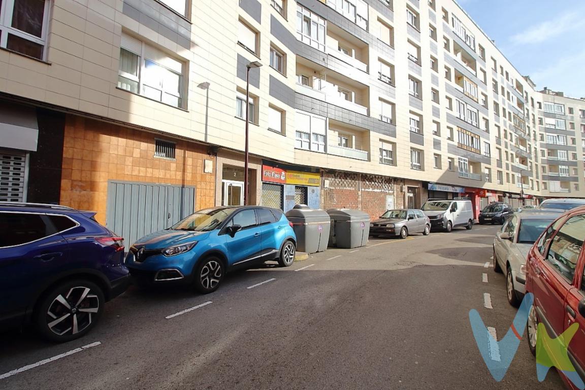 Presentamos este espacioso piso de 120 metros construidos y 111 metros útiles situado en la cuarta planta de un edificio elegante, con fachada renovada, construido en 1975, Una de las características más destacadas de esta propiedad son sus cuatro amplias habitaciones, cada una diseñada para proporcionar el máximo confort y privacidad. El salón, generoso en espacio y muy luminoso.La cocina, completamente equipada con electrodomésticos, se convierte en el lugar ideal para desplegar tus dotes culinarias. Además, contarás con un baño completamente equipado, así como un aseo para tener máxima comodidad. La ubicación de este piso en el barrio de Natahoyo es ideal para quienes valoran la conectividad, Con paradas de autobús cercanas, colegios, farmacias y supermercados en la misma zona de la vivienda.Contáctanos para concertar una visita y déjate seducir por este espacio que está esperando convertirse en tu nuevo hogar.Gastos e impuestos no incluidos en el precio. A título orientativo, en segundas transmisiones, el comprador abonará el Impuesto sobre Transmisiones Patrimoniales (ITP). Para consultar los porcentajes del ITP en Asturias puede hacerlo a través de la web oficial de servicios tributarios del Principado de Asturias https://sede.tributasenasturias.es/sites/sede/default/es_ES/Que-quieres-hacer/Transmisiones-Patrimoniales-y-AJD. La base imponible será el mayor valor entre precio de compraventa, tasación o valor de referencia catastral. Gastos de notaría y registro según aranceles variables según precio, número de copias y complejidad.  El comprador escoge libremente notario. El vendedor asume la plusvalía y el resto de gastos son del comprador. Si se precisa hipoteca: Tasación, condiciones y costes bancarios según entidad elegida por el comprador; así como los gastos de gestoría y cualesquiera otros inherentes a la formalización de la compraventa. De acuerdo con la ley, no se incluyen en el precio otros gastos o tributos que legalmente correspondan al comprador. Honorarios de intermediación inmobiliaria a cargo del vendedor y honorarios de mediación inmobiliaria del 2% más I.V.A. con un mínimo de 2.000 + IVA a cargo del comprador. El consumidor tiene derecho, conforme a la normativa vigente, a disponer de información y documentación adicional relativa al inmueble y condiciones de la compraventa, accesible en la sede física o mediante correo electrónico de la Agencia cuyos datos de contacto aparecen en la página web. La agencia actúa exclusivamente como intermediaria en la operación. Cualquier compraventa y sus condiciones quedan sujetas en todo caso a la aceptación expresa del vendedor del inmueble y a la posterior formalización del correspondiente contrato. El presente anuncio tiene carácter meramente informativo; la información suministrada se corresponde con la disponible a la fecha de publicación, pudiendo variar en función de las circunstancias o actualizaciones legales, contractuales y fiscales.