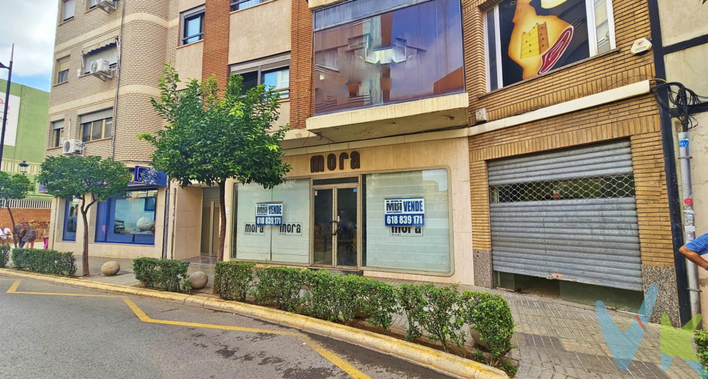 SE VENDE LOCAL COMERCIAL de 177m² en C/Gómez Ferrer casi esquina con C/Sagra (peatonal) y frente al Ayuntamiento  Ofrecemos la posibilidad de comenzar un nuevo reto en una zona con alta densidad de población, con un gran paso de gente, mucha visibilidad y dos amplios escaparates con grandes cristaleras de seguridad, que lo dota de gran visibilidad. El local es diáfano con un baño. Anteriormente tienda de tejidos cerrado por jubilación. Llámanos si quieres emprender un negocio siendo tú propio jefe.     Por mandato expreso del propietario comercializamos este inmueble mediante contrato de multiexclusiva, por el cual numerosas agencias colaboradoras, nacionales e internacionales, ofrecen esta vivienda a sus potenciales compradores, todo ello garantizando un servicio de calidad, un trato fácil, sencillo y sin interferencias de terceros. Por este motivo, se ruega no molestar al propietario, a los ocupantes de la propiedad, a los vecinos o conserjes del edificio o urbanización si los hubiera. Muchas gracias por su comprensión.   La descripción del presente inmueble e imágenes tienen mero carácter informativo y en ningún caso carácter contractual, pudiendo ser modificados por la agencia inmobiliaria sin que ello implique responsabilidad alguna frente a terceros.  No incluidos en el precio impuestos, gastos de notaría, registro ni honorarios de la agencia.  Esta propiedad se pone a la venta con toda la documentación comprobada y en regla, por lo que ofrecemos GARANTIAS a los compradores.