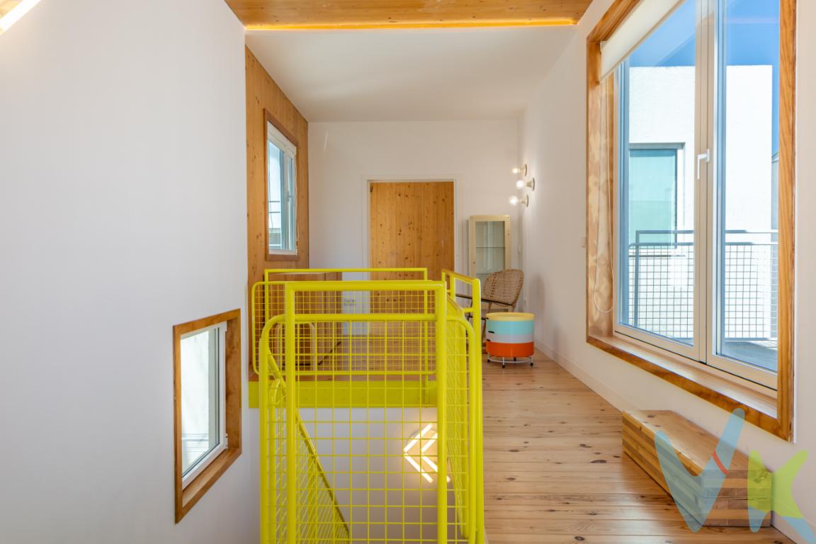 Características Principales:Vivienda a Estrenar: Totalmente moderna, con acabados de alta calidad y diseño contemporáneo.3 Habitaciones Dobles: Espacios amplios y luminosos para el confort de toda la familia.3 Terrazas Amplias: Disfruta de momentos al aire libre con vistas despejadas y tranquilidad.Cocina Independiente: Equipamiento de última generación con cocina de inducción.Confort Todo el Año: Sistema de calefacción, aire acondicionado por conductos y aerotermia para una eficiencia energética superior.Estructura Sólida: Construcción con estructura de madera y cimientos de hormigón, combinando robustez y elegancia.Seguridad Garantizada: Sistema de alarma para tu tranquilidad.Comodidad y Espacio Extra: Garaje privado para 2 coches y trastero incluido. Ubicado en la nueva zona de Sagunto, este adosado es la opción perfecta para quienes buscan un hogar moderno, cómodo y seguro. No pierdas la oportunidad de estrenar la casa de tus sueños en una ubicación privilegiada.¡Contáctanos hoy mismo para más información y para agendar una visita!