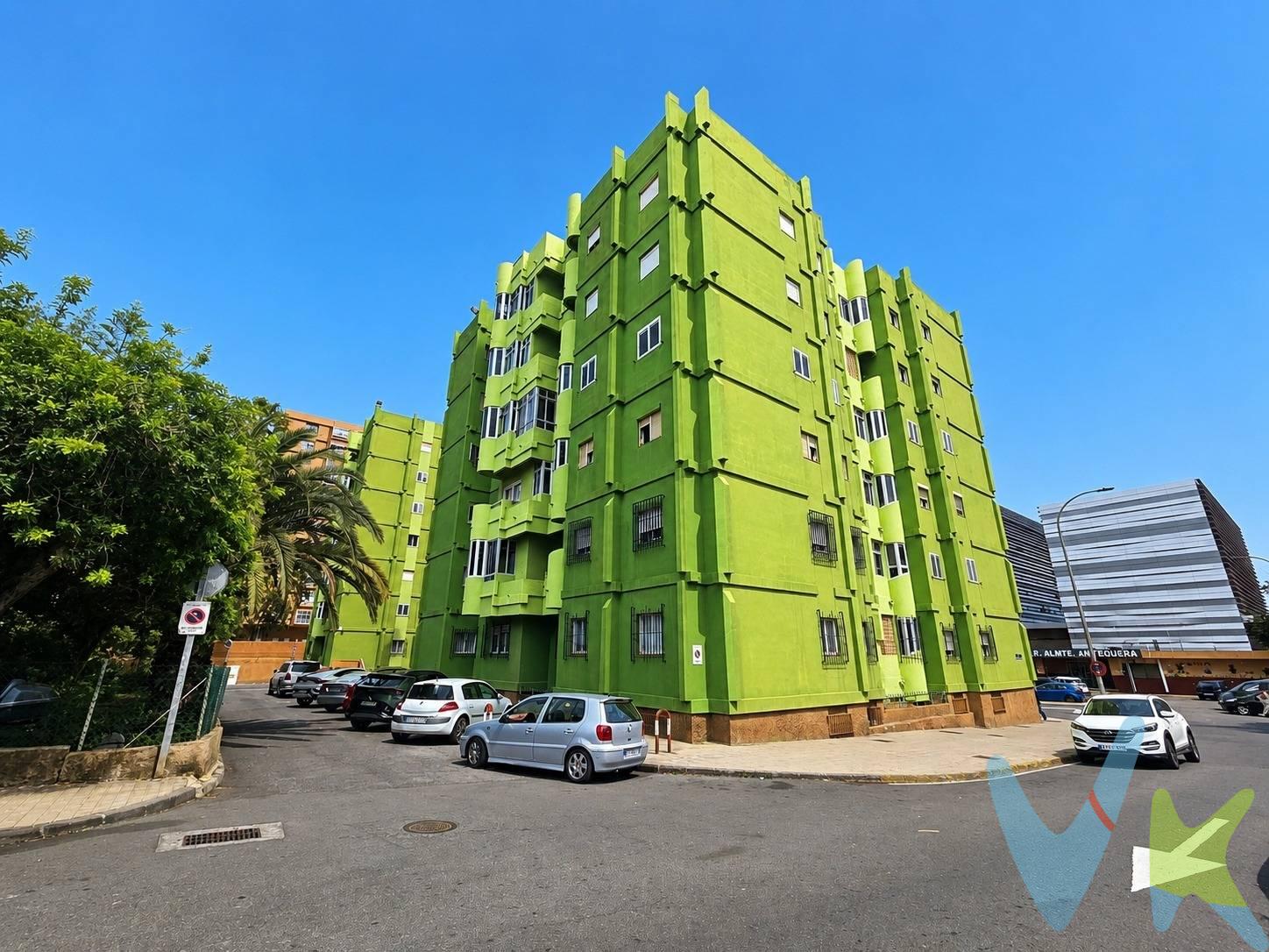 ¡MUY INTERESANTE COMO VIVIENDA HABITUAL Y TAMBIÉN PARA INVERSORES! ¡APTO PARA MATERIALIZACIÓN DE RIC COMO INVERSIÓN CON DESTINO AL ALQUILER DE RESIDENCIA HABITUAL!. ¡Estupendo piso en venta de 104 m² en la calle Córdoba, en el barrio de San José, muy cerca de los Juzgados de Las Palmas de Gran Canaria!. La vivienda se distribuye en 4 dormitorios (2 de ellos con armario empotrado), amplio y luminoso salón-comedor con balcón, cocina independiente con despensa y solana, 2 baños con plato de ducha y vestíbulo. Además, cuenta con plaza de garaje y trastero en el mismo edificio. La propiedad es exterior, goza de una excelente luminosidad y ventilación natural y ofrece amplios espacios y mucha comodidad. El edificio cuenta con un amplio y moderno ascensor y acceso con rampa y salvaescaleras. El inmueble está ubicado en una zona muy bien comunicada con la autopista y se encuentra muy cerca del casco histórico de Vegueta, del barrio de Triana y del barrio marinero de San Cristóbal. Dispone de todos los servicios necesarios a su alcance como supermercados, farmacia, bares, colegios, institutos, espacios deportivos, hospitales, centro de salud, paradas de guagua, parques y mucho más. ¡Sin lugar a duda, esta propiedad representa una opción segura para aquellos que buscan un amplio piso con garaje y trastero ya sea para uso como vivienda habitual o como inversión para alquilarlo como vivienda habitual, alquiler de temporada o alquiler de habitaciones!. Información adicional: el precio de venta no incluye gastos de notaría, registro e impuestos asociados. Los datos proporcionados son orientativos y podrían estar sujetos a errores u omisiones involuntarias. Algunas de las imágenes publicadas corresponden a infografías o recreaciones virtuales realizadas con fines meramente ilustrativos, destinadas a mostrar posibles opciones de reforma, decoración y amueblamiento del inmueble, no correspondiéndose necesariamente con su estado actual. 