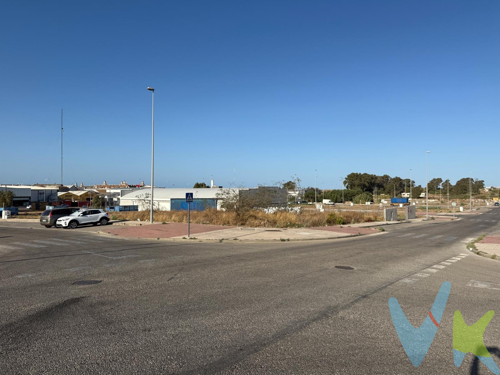 Parcela industrial haciendo esquina, situada en el Polígono de Fadricas II. Muy cerca de Mercadona y Lidl, una zona actualmente con gran proyección de negocios. Cuenta con una superficie de parcela de 660 metros y de edificabilidad de 792 metros. . Llámenos para informase y conocerla, estaremos encantados de atenderle en su próxima inversión.  --------------.  En cumplimiento del Decreto de la Junta de Andalucía 218/ 2005 de 11 de Octubre, les Informamos que los gastos de Notaría, Registro, Impuestos y los honorarios de la agencia no están incluidos en el precio.  A su vez disponemos del Documento Informativo Abreviado de la Propiedad (D.I.A) así como del Seguro de Caución, para la protección del dinero entregado como señal para la reserva del solar.  --------------.  Por mandato expreso del propietario, comercializamos este inmueble en exclusiva, lo que le garantiza el acceso a toda la información, a un servicio de calidad, un trato fácil, sencillo y sin interferencias de terceros. Por este motivo, se ruega no molestar al propietario, a los ocupantes de la propiedad o a los vecinos. Muchas gracias por su comprensión.
