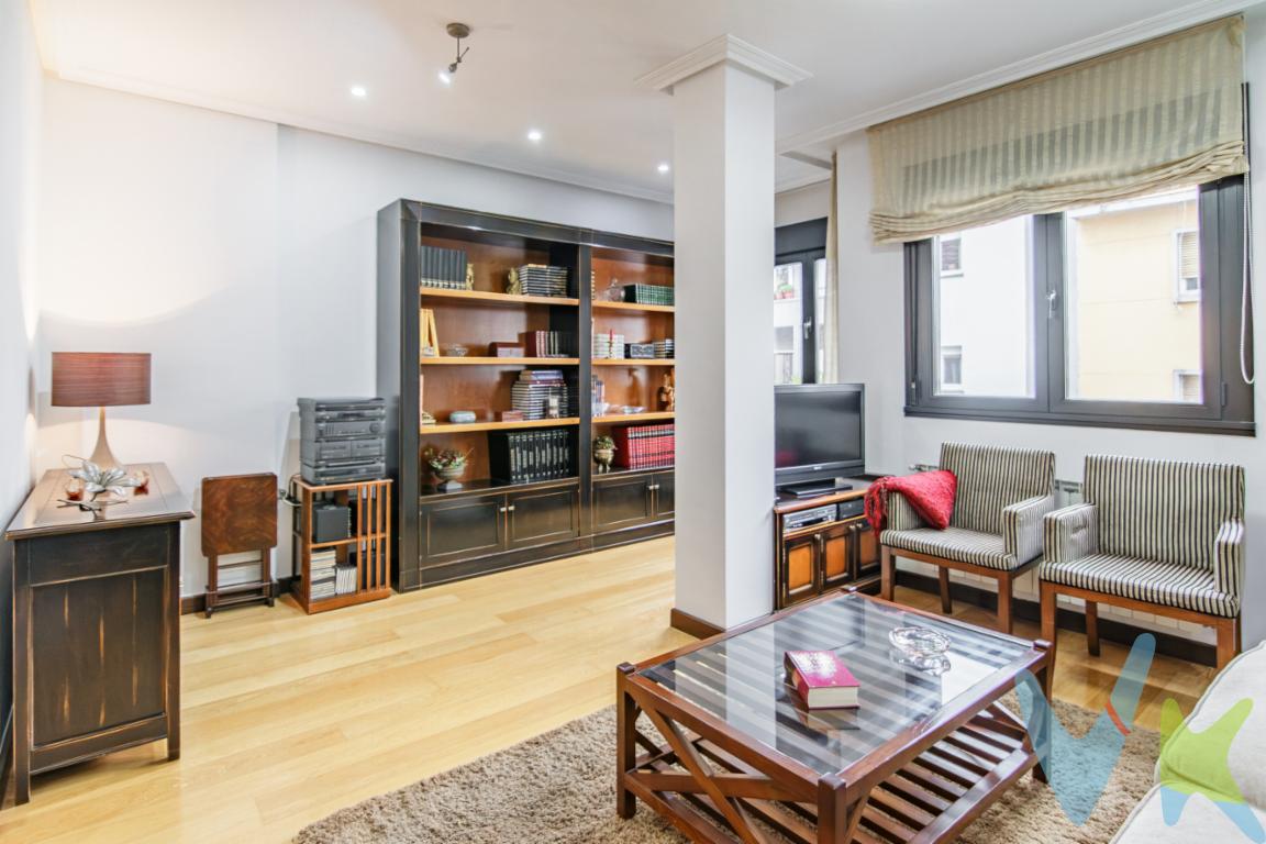  Piso del año 2007, situado en la encantadora zona de Masip, en la ciudad de Oviedo. Sus 83 metros cuadrados útiles,  se extienden hasta 92 metros cuadrados construidos. El piso alberga dos habitaciones espaciosas con 2 grandes armarios empotrados.El salón-comedor es el corazón del hogar, un espacio cálido y acogedor . La cocina moderna y  completamente amueblada y equipada con electrodomésticos semi nuevos,Beneficiándose de un ascensor en el edificio, el acceso al piso es sencillo y sin ninguna barrera arquitectónica. Además, la propiedad incluye una plaza de garaje, opcional y no incluida en el precio. La ubicación del piso es inmejorable, siendo una de las zonas más atractivas de Oviedo. literalmente a 5 minutos de la Calle Uría . Las opciones de transporte son numerosas y accesibles, con paradas de autobús y una la estación de tren de LLamaquique a escasos metros, lo que facilita la conexión con el resto de la ciudad y más allá. El entorno brinda una combinación perfecta de tranquilidad residencial y la riqueza cultural y social de la ciudad. Encontrará parques, áreas verdes y todos los servicios necesarios, como supermercados, colegios y centros de salud, a poca distancia a pie. Este equilibrio hace de este piso una opción ideal tanto para familias como para parejas que valoran el acceso a comodidades urbanas sin renunciar a un entorno apacible.NOTA: SOLO SE ATENDERÁN INTERESADOS QUE DEJEN SU NUMERO DE TELEFONOPRECIO DE VENTA SIN GASTOS NI IMPUESTOS INCLUIDOS: El precio de venta no incluye gastos de notaría, registro de la propiedad, gestoría, ni el Impuesto de Transmisiones Patrimoniales (ITP) o el IVA/AJD. El precio de venta no incluye los honorarios que se devengan a cargo del cliente comprador por la prestación de servicios de asesoramiento y gestión.  3%, con un mínimo de 3.000 EUR, del Precio de Venta (IVA no incluido). Dichos honorarios deberán ser abonados a la firma de la escritura pública. AGENCIA INMOBILIARIA RK IGLESIAS S.L. ESTHER RODRÍGUEZ GÓMEZ687 717 767 