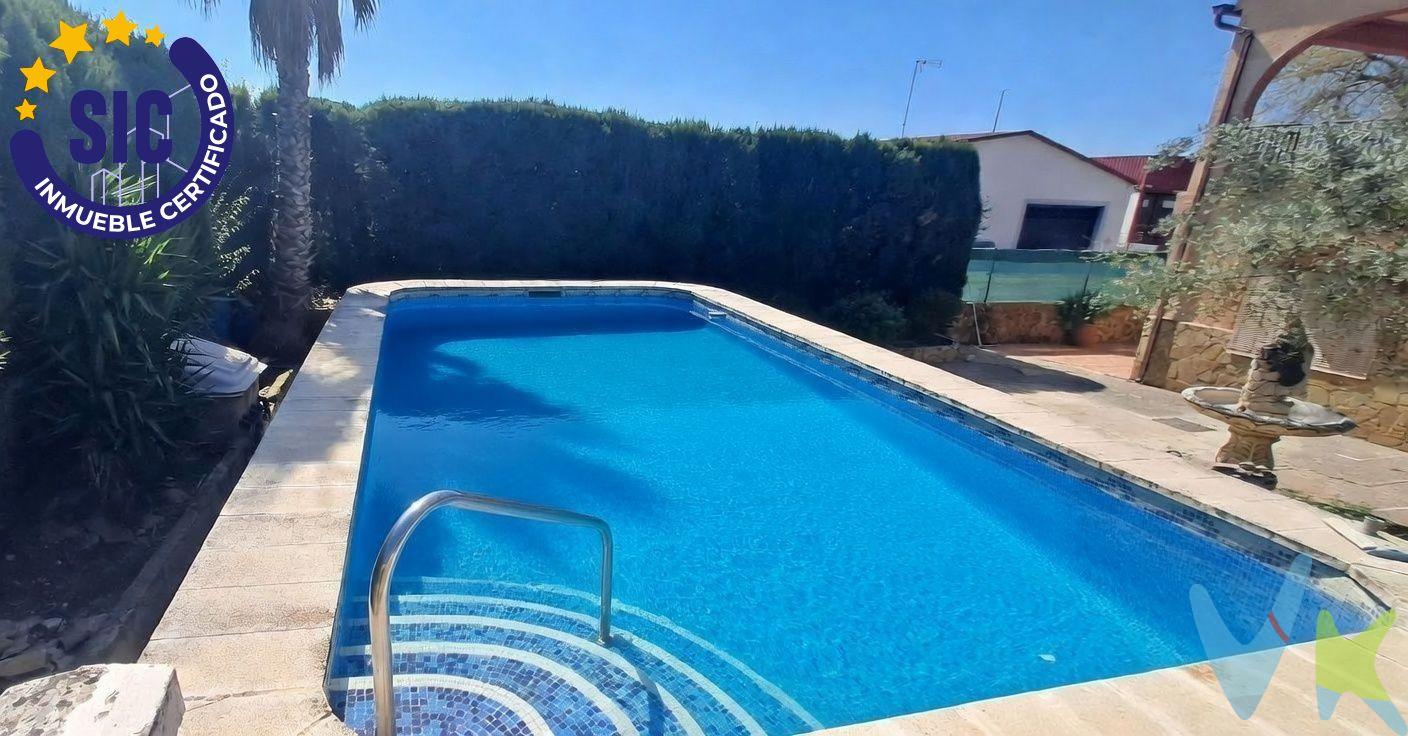 Se vende chalet ubicado en Barxeta, sobre una parcela de 545 m², ideal para disfrutar de tranquilidad, espacio y confort. La vivienda se distribuye en dos plantas y cuenta con una piscina de 28 m², perfecta para los días de verano, y una zona de barbacoa para reuniones familiares o con amigos. Primera planta (135 m²). La planta principal ofrece un espacio amplio y luminoso, compuesto por:. 1 comedor. 1 sala de estar. Cocina totalmente equipada. 2 habitaciones dobles. 2 cuartos de baño. 2 habitaciones simples. Marquesina con buenas vistas, desde la cual se puede contemplar la piscina y el entorno, ideal para relajarse o disfrutar de reuniones al aire libre. Planta baja (135 m²). La planta baja cuenta con amplias instalaciones pensadas para comodidad y funcionalidad:. Cochera grande, con espacio suficiente para varios vehículos. Comedor adicional y baño. Cuarto destinado a lavadora. Exteriores. Piscina de 28 m², ideal para refrescarse y disfrutar del sol. Barbacoa para momentos de ocio al aire libre. Este chalet combina espacios interiores amplios, zonas de ocio y confort, con una ubicación tranquila y bien comunicada en Barxeta. La opción de tener la cochera, comedor y baño independientes ofrece una ventaja única para disfrutar de reuniones o celebraciones con amigos, manteniendo la vivienda principal totalmente privada. Una oportunidad perfecta para quienes buscan una vivienda completa, con todo el espacio y comodidades para vivir cómodamente o disfrutar de fines de semana en familia. VENTA:. PVP 310.900€. Gastos e impuestos no incluidos en el precio. La compra conlleva impuestos y gastos de formalización para el comprador. A título orientativo se informa que en segundas transmisiones el ITP con carácter general en  Valencia es del 10%, pudiendo existir otros tipos impositivos atendiendo a las circunstancias  personales del comprador u otras circunstancias previstas legalmente. Base imponible del impuesto el mayor valor entre el precio de compraventa, la tasación o el valor de referencia catastral. En cuanto a los gastos de notaría y registro, en su caso,  suelen oscilar aprox; entre 1,5% y 2,5% (aranceles variables según precio, n.º de copias y complejidad). El comprador elige notario. Si el comprador precisase de hipoteca: tasación, condiciones y costes bancarios serán según entidad elegida por el comprador, así como los gastos de gestoría, y cualesquiera otros gastos inherentes a la formalización de la compraventa que legalmente correspondan a la parte compradora, salvo pacto expreso en contrario con el vendedor. El consumidor tiene, conforme a la normativa vigente, a su disposición información y documentación adicional relativa al inmueble y condiciones de la compraventa, que podrá ser consultada en C/Joaquín Costa 4, bajo 46005 Valencia o urbe2@remax.es. Honorarios de mediación inmobiliaria a cargo del  COMPRADOR: (3% del precio final de venta más IVA (21%), salvo otro pacto.); y de VENDEDOR (según acuerdo con el mismo).  Se informa al consumidor que la agencia actúa como intermediaria inmobiliaria en la operación, estando cualquier eventual compraventa y sus condiciones sujeta a la aceptación expresa del propietario-vendedor y a la posterior formalización del correspondiente contrato.