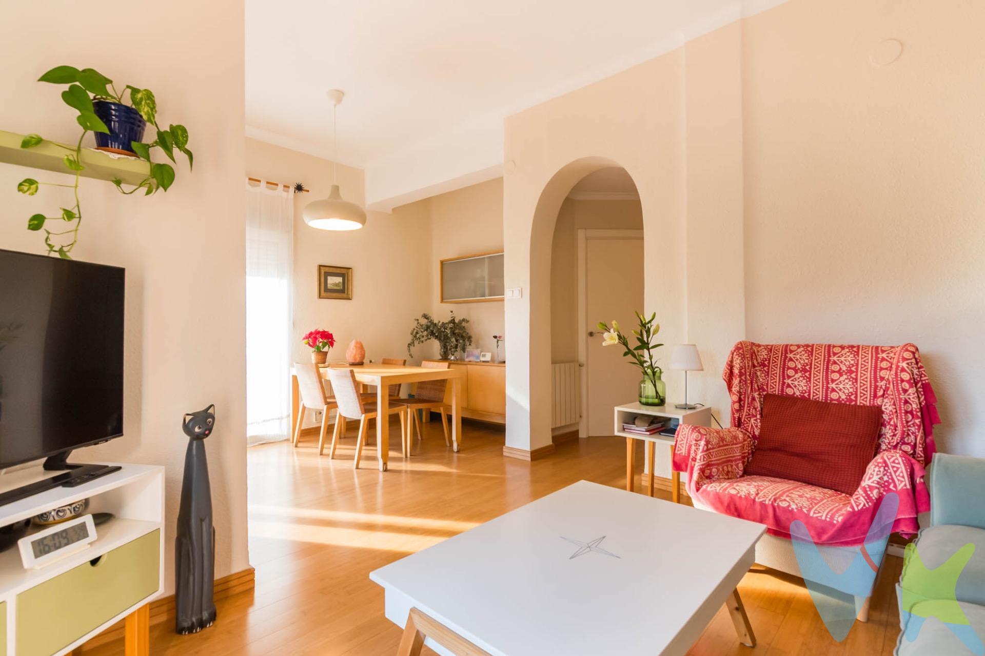 Se vende la nuda propiedad de este luminoso piso en esquina en Vistabella, orientado a sur y situado frente al río Segura, en uno de los barrios residenciales más consolidados y agradables de Murcia. La operación consiste en la venta de la nuda propiedad, manteniendo la actual propietaria, de 63 años, el usufructo vitalicio, por lo que el comprador adquiere el inmueble con un importante descuento sobre el valor de mercado a cambio de no poder disponer de la vivienda hasta la extinción del usufructo. La vivienda cuenta con 3 dormitorios, salón con salida a terraza, cocina y un baño, en un piso muy luminoso gracias a su ubicación en esquina y a su fantástica orientación sur. Ideal como inversión a medio‑largo plazo en una zona con alta demanda de vivienda y todos los servicios a un paso del centro y del paseo del río. Operación indicada para inversores que busquen proteger su patrimonio frente a la inflación obteniendo una previsión de revalorización futura del inmueble, sin riesgo de impagos de alquiler ni gestión de inquilinos. 🔑 Comercialización en multidifusión. Por mandato expreso del propietario, este inmueble se comercializa en multiexclusiva, lo que garantiza un acceso completo a la información, un servicio profesional y una gestión ordenada, sin interferencias de terceros. Si eres agente inmobiliario y tienes un cliente interesado, estaremos encantados de colaborar. Contáctanos sin compromiso. 🤝 Una compra tranquila y bien acompañada. Al contactar directamente con nosotros, evitarás molestias innecesarias a la propiedad. Nos encargamos de toda la intermediación, facilitándote la documentación, la información necesaria y un trato cercano, claro y sin complicaciones. Te informaremos con total transparencia de todos los aspectos de la compra, incluidos gastos y honorarios de agencia para que tomes decisiones con calma y seguridad. Nuestra forma de trabajar se basa en algo muy sencillo:. Calma → la tranquilidad de comprar tu vivienda con acompañamiento profesional en todo el proceso con nosotros. ℹ️ Información legal. La descripción del inmueble y las imágenes publicadas tienen carácter meramente informativo y no contractual. El precio ha sido fijado por la propiedad y podría sufrir variaciones hasta su formalización en contrato de compraventa. 💰 Gastos de la compra. Impuestos (ITP). Con bonificación: 3 %. Sin bonificación: 7,75 %. Notaría y Registro: aprox. 1.000 €. Honorarios de agencia: 3 % + IVA, con un mínimo de 3.000 € + IVA (No incluidos en el precio de venta). 