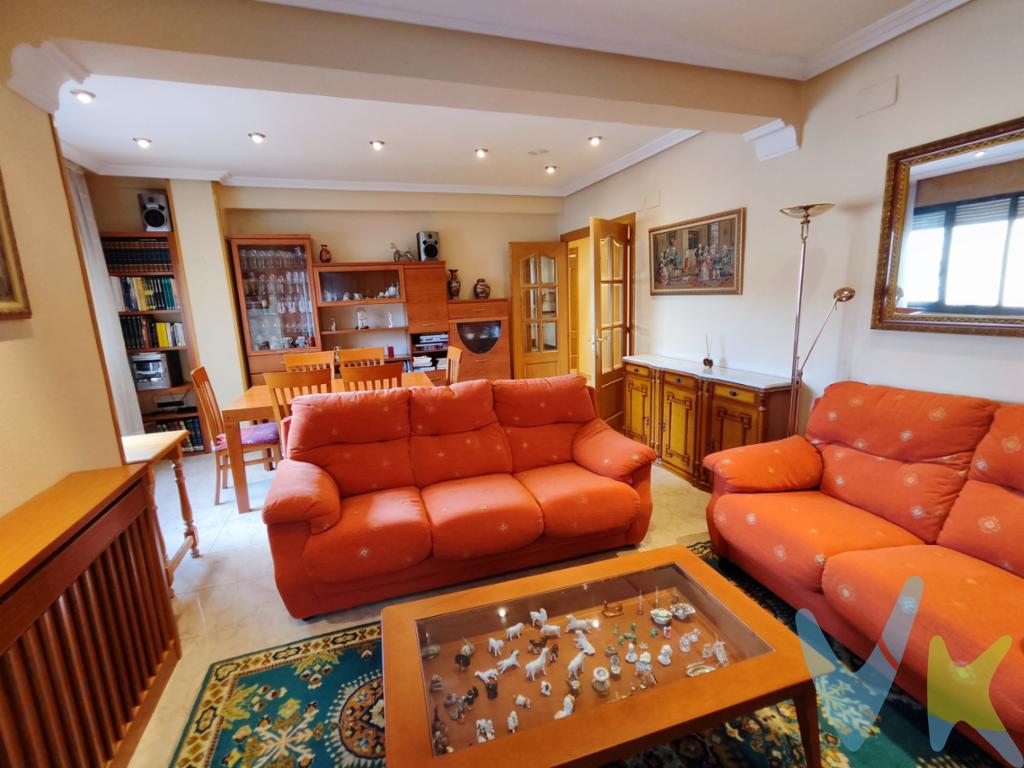 INMOBILIARIA SOLOZABAL presenta un piso completamente reformado y equipado en pleno centro de Logroño junto a Vara de Rey.Se ofrece excepcional piso en venta ubicado en pleno corazón de Logroño, donde la comodidad y la conveniencia se encuentran a su máxima expresión. Situado en la prestigiosa zona Centro, esta atractiva propiedad combina lo mejor de la vida urbana con el confort y la tranquilidad que cualquiera desearía en su día a día. Con una superficie de 79.8 m² útiles y 114 m² construidos, este apartamento es un verdadero tesoro escondido entre las calles más solicitadas de la ciudad.El inmueble se encuentra en una cómoda segunda planta de un edificio construido en 1968, que ha sido mantenido con esmero a lo largo de los años. Dotado de un práctico ascensor, el acceso al piso resulta sencillo y seguro. El entorno ofrece una excelente conexión al transporte público, facilitando el desplazamiento por Logroño y sus alrededores mediante las líneas de autobús que pasan por la zona.Este acogedor piso, completamente amueblado y dotado de modernos electrodomésticos, está listo para que sus nuevos propietarios se instalen sin contratiempos. El diseño interior destaca por su elegancia y funcionalidad, buscando satisfacer a quienes valoran tanto la estética como la comodidad. Al entrar, se percibe inmediatamente la calidez de un hogar cuidadosamente preparado para ser habitado.Consta de dos amplias habitaciones, diseñadas para proporcionar un descanso reparador y un espacio personal agradable. Estas habitaciones ofrecen un ambiente sereno, ideal para desconectar al final del día y disfrutar de una tranquila noche de sueño.La propiedad también incluye un aseo que ha sido renovado para ofrecer un ambiente moderno y práctico, utilizando materiales y acabados de alta calidad. La sala de estar es verdaderamente el corazón de este piso. Amplia y luminosa, es el escenario perfecto para reunir a amigos y familiares o simplemente disfrutar de un momento de relax. Con ventanas que permiten abundante luz natural, este espacio se convierte en un rincón acogedor durante todo el año.La cocina, equipada con todo lo necesario para satisfacer las necesidades de los cocineros más exigentes, es otro de los puntos fuertes del inmueble. Uno de los aspectos más apreciados del piso es su ubicación privilegiada en el Centro de Logroño, donde la vida urbana y la serenidad del hogar se encuentran en armonía. A escasos pasos de todos los servicios que cualquiera pueda desear ? desde comercios y restaurantes hasta centros culturales y parques ? vivir aquí promete ser una experiencia enriquecedora y placentera.No deje pasar la oportunidad de visitar este magnífico piso, donde cada detalle ha sido cuidadosamente considerado para ofrecer una experiencia de vida inmejorable en una de las mejores ubicaciones de Logroño. Este inmueble no solo representa un lugar para vivir, sino una verdadera oportunidad de inversión en calidad de vida. Contáctenos para más información o para concertar una visita; esperamos mostrarle en persona los encantos de este maravilloso hogar. 