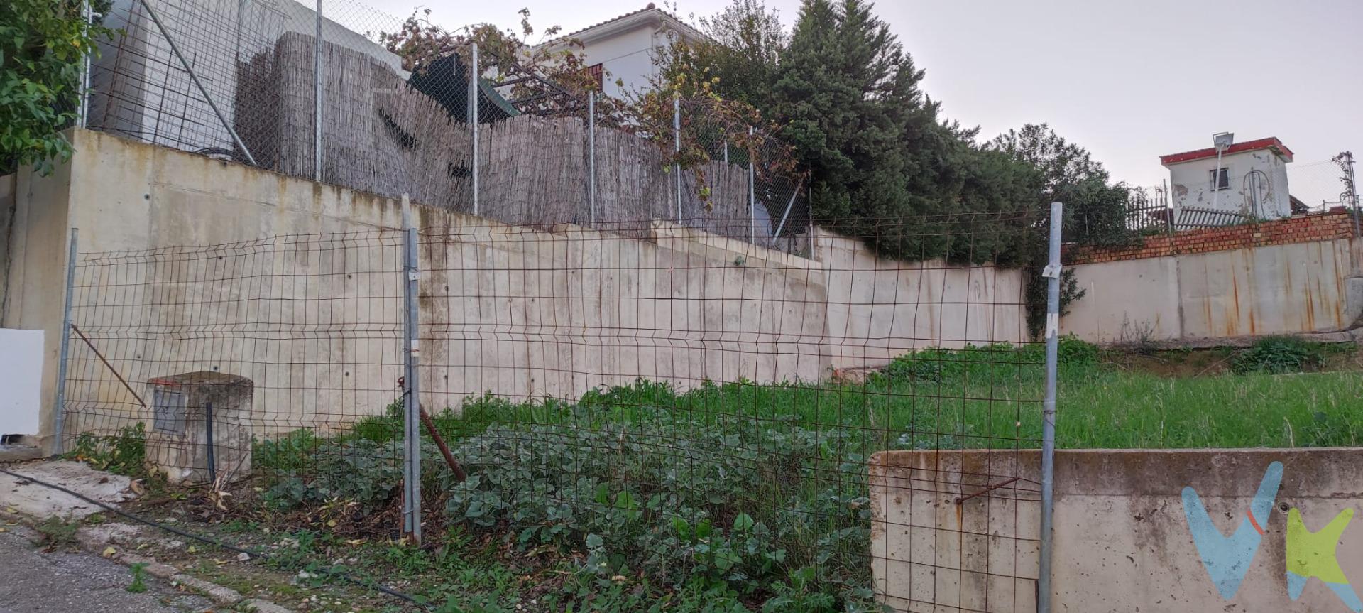Terreno Urbano en venta en Salteras (Sevilla). ¡Oportunidad para construir la casa de sus sueños en pleno Aljarafe!. Terreno urbano de 706 m2 de superficie. . Situado en la Urbanización La Alondra, perteneciente a Salteras. Salteras se encuentra solo a 12 km de Sevilla. Está ubicada sobre una pequeña loma en la comarca del Aljarafe. Destacan de su entorno natural el Parque Medioambiental de la Cárcava del Chorrito, lugar de recreo de alto valor paisajístico. . En pleno centro del terreno se encuentra una base de hormigón con la instalación de tuberías y desagües para la colocación de una vivienda prefabricada. El terreno se encuentra rodeado de un muro de hormigón para futuros movimientos o desprendimientos del terreno en casa de que los hubiera. En cumplimiento de las obligaciones de información previstas Disp. final 3ª de la Ley 10/2025, de 28 de diciembre, de servicios de atención a la clientela y transparencia, así como en la normativa sectorial vigente, y RD 218/2005 de Inf. de la Junta de Andalucía, el precio indicado no incluye los gastos e impuestos inherentes a la adquisición, los cuales se desglosan estimados o con posibilidad de calcularlos a continuación; los gastos más ajustados serán dados en el D.I.A. en la visita a inmuebles, o antes. *Gastos de Notaría: La Minuta se calculará según al arancel notarial oficial: Anexo I, del Real Decreto 1426/1989, de 17 de noviembre. Enlace: notariared.com/calculadora-gastos-compra-vivienda/. *Gastos de Registro de la Propiedad: La inscripción se facturará según el arancel oficial: ANEXO I, del Real Decreto 1427/1989, de 17 de noviembre. Igual enlace anterior . *Gastos de Gestión (Gestoría): Los honorarios por la tramitación administrativa, liquidación de impuestos e inscripción registral ascienden de forma estimativa a [363 € aprox.] (IVA incluido), aunque depende de cada caso, y su dificultad. *Honorarios Agencia del Vendedor: incluidos en el PVP. *Honorarios Agencia del comprador: La agencia prestará los servicios de información, asesoramiento y acompañamiento previstos en el Encargo de Servicios y en el D.I.A. Si solicita servicios adicionales o personalizados, sus honorarios serán informados previamente, de forma individualizada y por escrito, conforme a la libertad de pactos y a la normativa vigente. *Si necesita Financiación, su banco le informará. *Impuesto sobre Transmisiones Patrimoniales (ITP): Se aplicará el tipo impositivo vigente en Andalucía (generalmente el 7%, sin perjuicio de tipos reducidos del 6%. 3,5%,  etc,  aplicables según las circunstancias personales del comprador o las características del inmueble). El impuesto se devenga sobre el superior entre: 1.- Valor de Referencia de Catastro; y  2.- Precio de venta. Puede calcular su situación personal en el portal oficial de la A.T. de Andalucía. enlace: juntadeandalucia.es/organismos/economiahaciendayfondoseuropeos/areas/tributos-juego/tributos/paginas/impuestos-cedidos-transmisiones.html