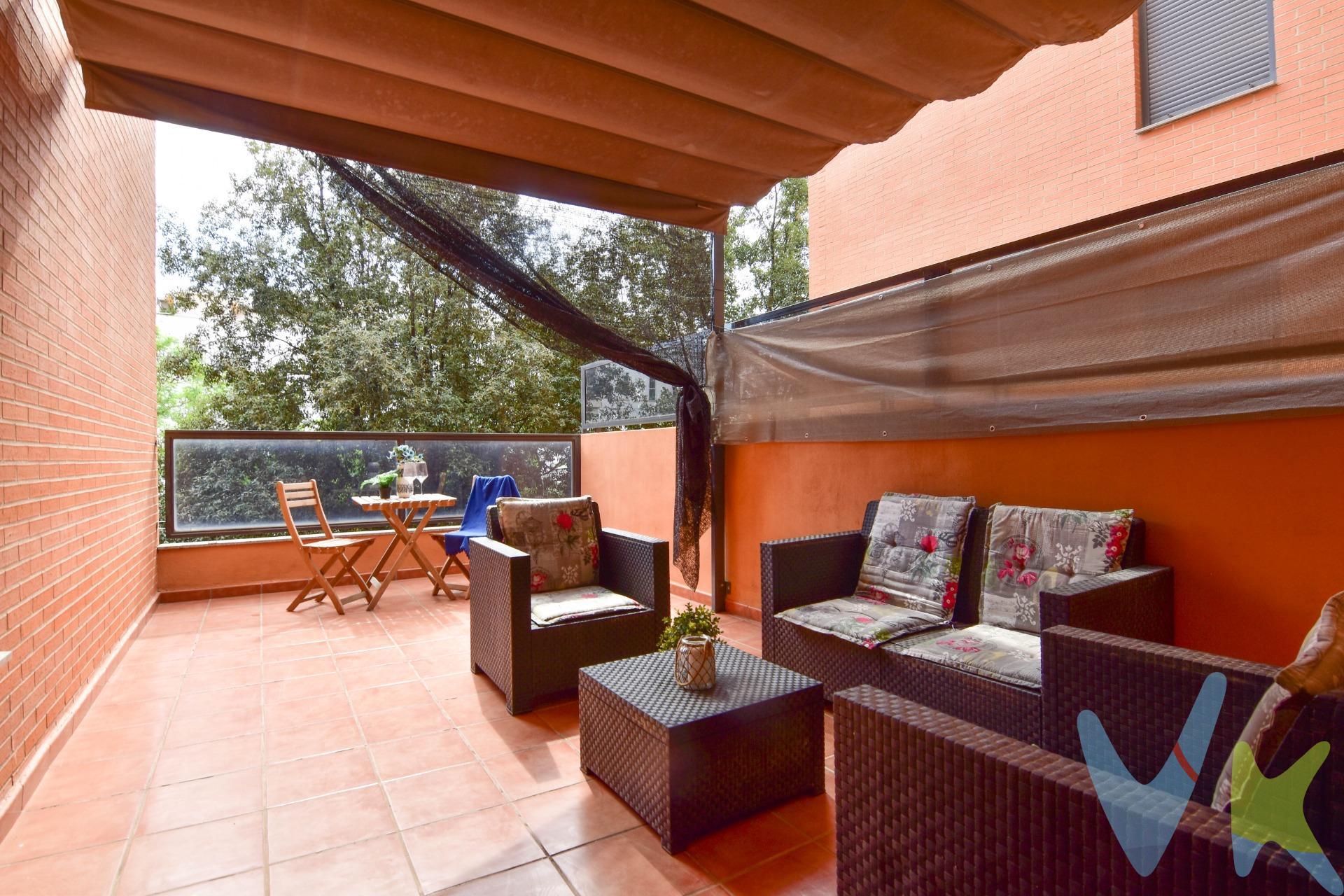 Si buscas una vivienda lista para entrar a vivir, con una excelente ubicación y espacios exteriores para disfrutar durante todo el año, este piso en Paiporta es una oportunidad que no puedes dejar escapar. Situado en una zona consolidada, rodeada de supermercados, comercios, centros educativos, transporte público y todo tipo de servicios, disfrutarás de la comodidad de tener todo lo que necesitas a pocos pasos de casa. La vivienda, ubicada en una *primera planta, destaca por su extraordinaria luminosidad gracias a su **gran terraza con vistas a la calle, un espacio ideal para relajarte, compartir momentos con familiares y amigos o crear tu propio rincón al aire libre. Además, dispone de un **balcón* que aporta aún más luz y ventilación natural. El piso es *seminuevo* y se encuentra en un estado impecable, listo para entrar a vivir sin necesidad de realizar reformas. Cuenta con *dos amplias habitaciones, diseñadas para ofrecer comodidad y funcionalidad, además de un sistema de **aire acondicionado por conductos* que garantiza el máximo confort durante todo el año. Una vivienda que combina ubicación, calidad, luminosidad y espacios exteriores, perfecta tanto para quienes buscan su nuevo hogar como para quienes desean realizar una excelente inversión. ¡No dejes pasar esta oportunidad y ven a visitarlo!. Nota: Agencia Registrada con el Nº 1395 en el Registro Obligatorio de Agentes Inmobiliarios de la Comunitat Valenciana, consultable en la web de la Generalitat Valenciana. La oferta está sujeta a cambios de precio o retirada del mercado sin previo aviso. La información contenida en el presente anuncio se facilita a título meramente informativo y no contractual, los datos, descripciones, superficies, imágenes y cualquier otro contenido del mismo pueden estar sujetos a errores u omisiones al ser facilitados por terceros. El precio de venta publicado no incluye los honorarios de intermediación inmobiliaria, ni los impuestos legalmente aplicables (IVA o ITP), ni los gastos derivados de la compraventa, tales como notaría, registro y gestoría, ni aquellos derivados de la financiación, en caso de existir. Por mandato expreso del propietario, este inmueble se comercializa en régimen de exclusiva, garantizando al interesado un acceso completo a la información y una gestión profesional, transparente y sin interferencias de terceros. Se ruega no molestar al propietario, a los ocupantes del inmueble ni a los vecinos. Agentes inmobiliarios con cliente interesado pueden contactar con la agencia para colaborar. Nuestro departamento financiero puede conseguir tu financiación. ¡Consúltanos!. 