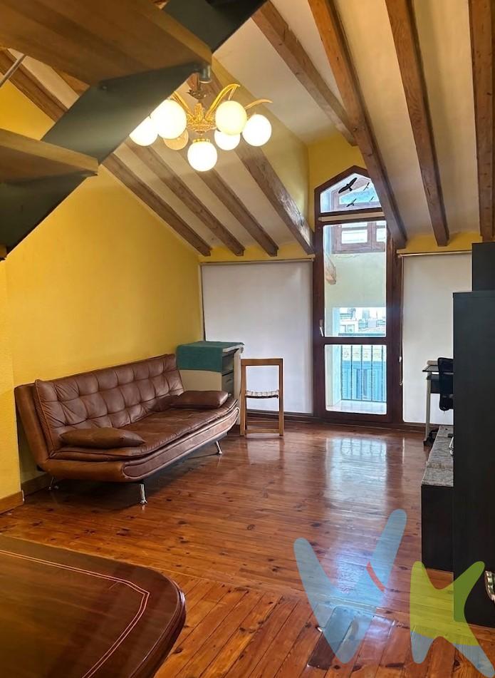 Se vende amplia y luminosa vivienda dúplex situada en pleno centro de Pamplona, en una de las zonas más consolidadas y demandadas de la ciudad. Su excelente ubicación permite disfrutar de todos los servicios, comercios, restauración y transporte público a pocos pasos.
La vivienda destaca por su amplitud, luminosidad y buena distribución, ofreciendo espacios cómodos y versátiles. Dispone de balcón, que aporta un agradable espacio exterior y una excelente entrada de luz natural.
El inmueble se encuentra en un edificio con ascensor, combinando comodidad y funcionalidad, y cuenta con las características propias de una vivienda dúplex, ofreciendo diferentes posibilidades de distribución y aprovechamiento de los espacios.
Una oportunidad ideal tanto como vivienda habitual como inversión, para quienes buscan una propiedad espaciosa, luminosa y con una ubicación privilegiada en el centro de Pamplona.
INFORMACIÓN LEGAL
▪ Información meramente orientativa, sin carácter contractual.▪ Superficies y características aproximadas, con finalidad descriptiva.▪ En el precio de venta están incluidos los honorarios de la agencia inmobiliaria, que serán asumidos por la parte vendedora.▪ El precio indicado no incluye los gastos e impuestos derivados de la compraventa a cargo del comprador (Notaría, Registro de la Propiedad, I.T.P., A.J.D. o I.V.A., según corresponda), ni otros posibles gastos asociados.▪ El inmueble se transmite sin mobiliario ni otros enseres, salvo que se indique expresamente lo contrario.
A modo orientativo en Navarra:
▪ Notaría y Registro: 1%–1,5%.▪ ITP: tipo general 6% (con posibles bonificaciones).▪ AJD: aprox. 0,5%–1%.