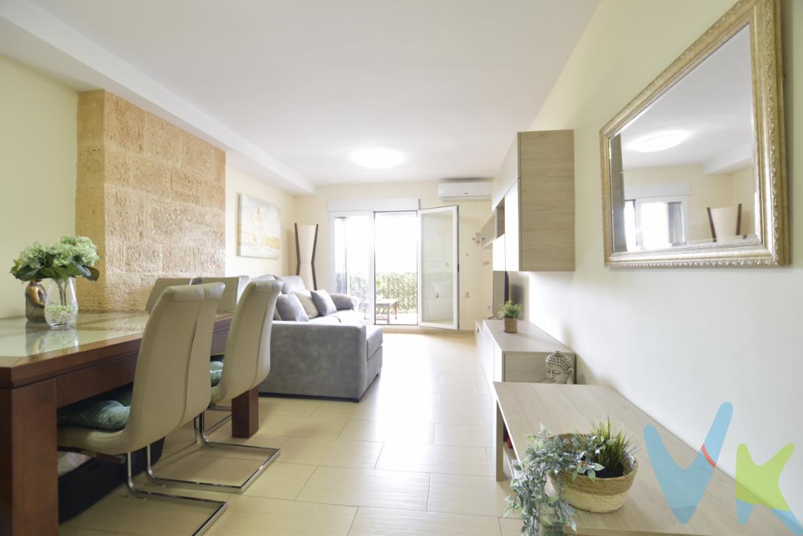 Haz de esta casa una visita obligada, si lo que estás buscando es luz por su orientación y esquina, buena distribución, sin pasillo y confort por las buenas energías que transmite. Mejorada por la propiedad en el año 2005 en cocina y baños, además de algunas recientes mejoras como mosquiteras, plato de ducha, ventilador de techo y split en salón comedor. La vivienda es esquina y desde el salón comedor se accede a una terraza, de unos 6m2, ideal para disfrutar del sol, los atardeceres o a la luna de Valencia en buena compañía. Además, con solo cruzar la calle hay un gran parque con zona para niños que es la envidia de los municipios de alrededor. A un minuto andando está la parada del metro, L3 dirección Valencia y a cinco minutos dista el centro del pueblo con todos los servicios necesarios para una vida cómoda. ¡Qué mas se puede pedir! La vivienda se vende completa de muebles y con todos los electrodomésticos. Así que sólo tendrás que hacer las maletas y venir a vivir a Rafelbunyol, a 16km de Valencia. ¿Te gustaría enterarte en primicia de nuestros inmuebles en alquiler y venta? En VIVEKU.ES los publicamos con unos días de antelación.Contamos con 30 años de experiencia acreditada y nuestro objetivo es garantizarle un servicio de compra humano, ético, de calidad, fácil y seguro. Nuestro equipo lo integran agentes con la titulación AIR (Agente Inmobiliario Registrado) y Agentes Certificadores de la categoría Premium en certificación de inmuebles y debidamente registrados en el Registro de Agentes de Intermediación de la CV (RAICV 0743). Consulte en nuestras reseñas de Google lo que opinan los clientes que ya han trabajado con nosotros.El precio NO incluye: Impuestos, gastos de Notaría, registro y honorarios de inmobiliaria. 