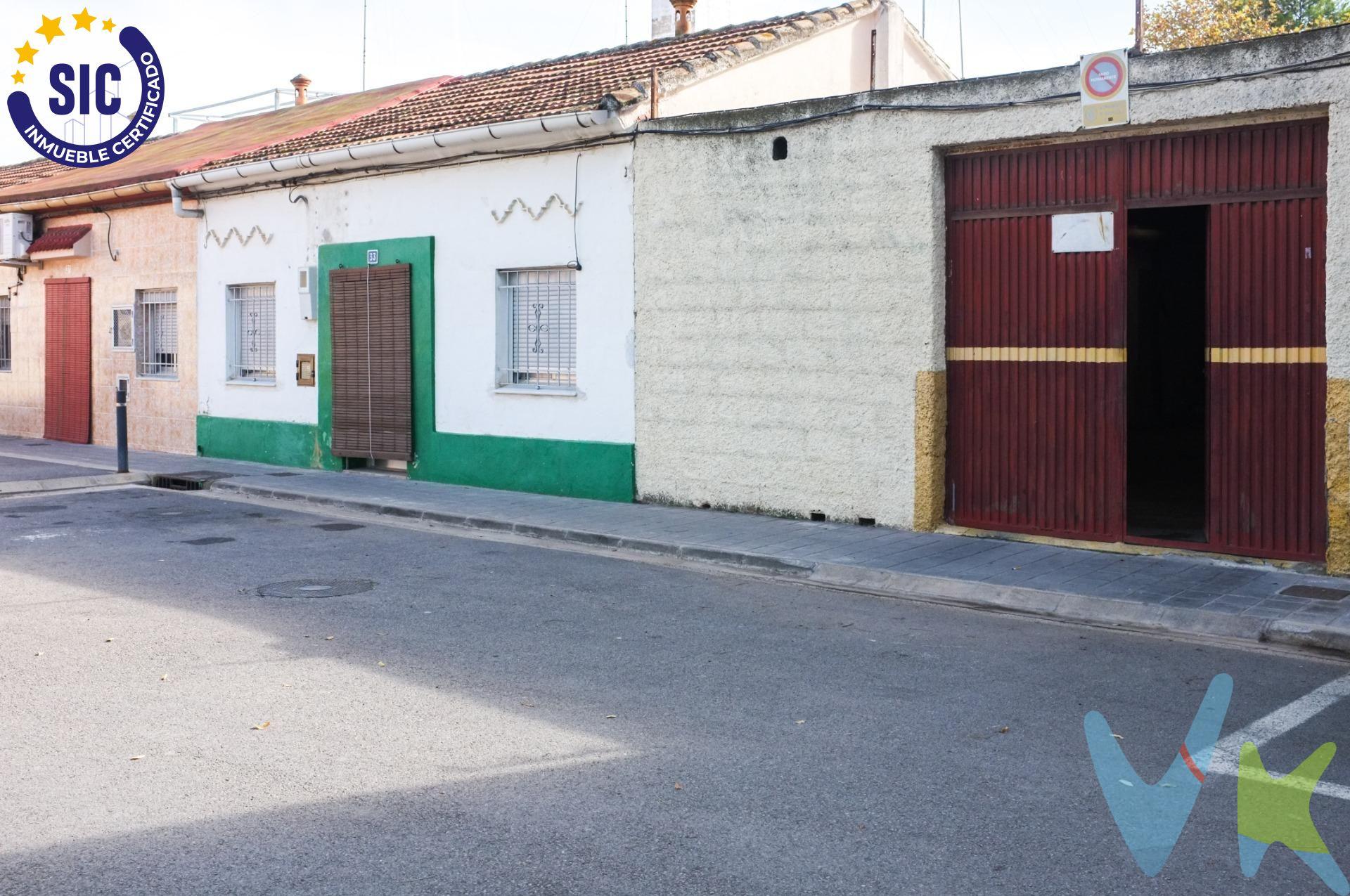 Ahora tienes la oportunidad de hacerlo en esta magnífica planta baja edificable, ideal para una vivienda unifamiliar adosada de una planta baja y dos alturas. Está rodeada de parques, supermercados y colegios, lo que garantiza comodidad y calidad de vida. Con una superficie de 176 metros cuadrados, esta propiedad cuenta con entradas a dos calles y vado en vigor en ambas puertas, lo que proporciona flexibilidad para su uso como parking, almacén, o cualquier otro propósito que desees. Ubicada muy cerca de Valencia, ofrece fácil acceso a la V30 y la A3, facilitando tus desplazamientos. ¡No pierdas esta oportunidad única! Ven a verlo y empieza a imaginar tu nuevo hogar. La descripción del presente inmueble e imágenes tienen mero carácter informativo y en ningún caso carácter contractual, pudiendo ser modificados por la inmobiliaria comercializadora sin que ello implique responsabilidad alguna frente a terceros. En el precio de venta a público, esta propiedad NO incluye los gastos de adquisición (Notario, registro, gestión, honorarios, etc…). 
