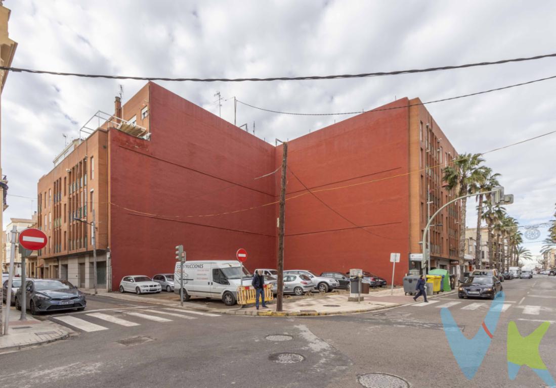 En el encantador municipio de Meliana, se presenta una oportunidad única para adquirir una finca para hacer un edificio de viviendas en el centro del municipio de Meliana. Esta propiedad en venta, cuenta con una superficie de 333 m2 con un total de 1.080 metros edificables. Destaca por su ubicación estratégica ya que se encuentra en pleno centro de Meliana.Los 1080 metros cuadrados edificables son una invitación abierta para imaginar y proyectar diferentes posibilidades, desde desarrollos residenciales para la venta como un edificio para viviendas en alquiler. La cercanía al metro es uno de los numerosos atributos de esta ubicación, facilitando el acceso rápido y cómodo a la ciudad de Valencia. Esto no solo incrementa el valor de la inversión, sino que asegura una excelente calidad de vida para quienes elijan desarrollar sus proyectos aquí.Las oportunidades que brinda este solar en Meliana son excepcionales, no solo por su tamaño sino también por  su ubicación. Los planes de edificación que se pueden desarrollar aquí están limitados solo por la imaginación y la ambición del comprador.Si está buscando un terreno que combine espacio, ubicación y potencial edificador, esta finca en Meliana espera ser parte de su próxima gran inversión. No deje pasar la oportunidad de conocer un sitio que tiene todo para convertirse en una realización de sus sueños arquitectónicos. Permítase explorar un espacio donde las limitaciones son escasas y las posibilidades, infinitas. No pierda la ocasión de transformar esta joya en una obra maestra que refleje su visión para el futuro. 