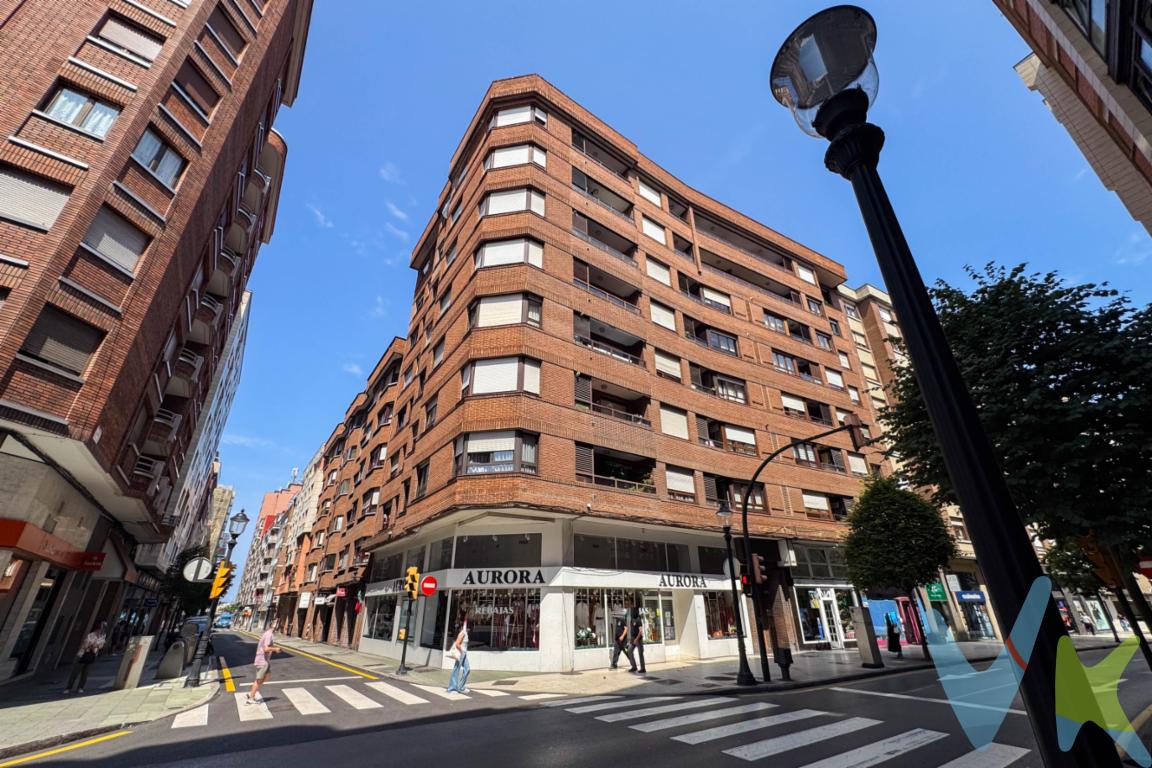 En la confluencia de la Avenida de la Costa con la calle Aquilino Hurlé se encuentra una propiedad difícil de comparar: una vivienda singular por su altura, su luminosidad, su ubicación y la calidad del edificio al que pertenece.Situada en la séptima y última planta, disfruta de una posición privilegiada que garantiza luz natural, sol y una especial sensación de privacidad y tranquilidad. Una cualidad poco habitual en el mercado y especialmente valorada en una ciudad como Gijón.La vivienda cuenta con 87 m² útiles, distribuidos en tres dormitorios, dos baños, salón y cocina, siendo todas ellas estancias con distribuciones cómodas pensadas para disfrutar del día a día con amplitud y funcionalidad.Su excelente estado de conservación permite entrar a vivir de inmediato, manteniendo además todo el potencial de una propiedad con personalidad propia.El edificio destaca por su gran calidad constructiva, un aspecto que aporta valor, solidez y distinción al conjunto.Su ubicación representa otro de sus grandes atractivos. Situada entre La Arena y el centro de la ciudad, permite disfrutar de dos de las zonas más deseadas de Gijón: la proximidad a la playa de San Lorenzo y la comodidad de tener el centro, los servicios, el comercio y la vida urbana a pocos metros.No se trata únicamente de un piso bien ubicado. Es una propiedad diferente, con unas características que rara vez coinciden en una misma vivienda: última planta, excelente luminosidad, amplitud, calidad constructiva y una situación privilegiada.Una oportunidad exclusiva para quienes buscan algo más que una vivienda: un hogar único en Gijón.Se informa a los interesados que el precio de venta indicado no comprende el Impuesto de Transmisiones Patrimoniales (ITP) , los gastos asociados a la compraventa (notaría, registro de la propiedad y otros) ni los honorarios de la agencia inmobiliaria a cargo del comprador.