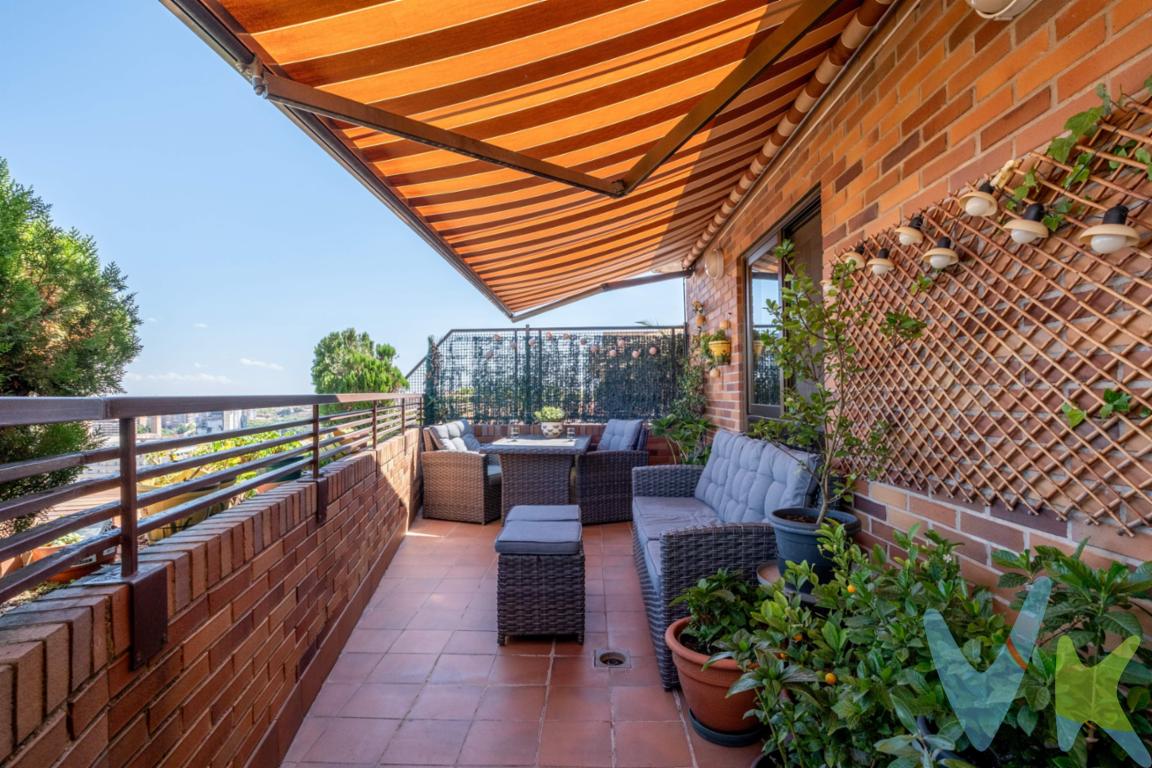 Ático con 2 terrazas en urbanización privada con piscina en Juan Pablo II. Vivir en lo alto, con todas las comodidades a pie de calle. Este ático, ubicado en una de las urbanizaciones privadas más completas de Juan Pablo II, te ofrece todo lo que necesitas para disfrutar de tu hogar y tu tiempo libre. 🌿 Piscina, zonas verdes y deportivas: un entorno pensado para familias y para quienes buscan desconectar sin salir de casa. ☀️ 2 terrazas en planta:. Una abierta, con vistas impresionantes, ideal para desayunos al sol o noches tranquilas bajo las estrellas. Otra acristalada junto a la cocina, perfecta como lavandería y espacio extra de desahogo. La vivienda, de excelente calidad constructiva, cuenta con:. ✔️4 dormitorios con armarios empotrados. ✔️2 baños completos. ✔️Amplio salón con salida directa al exterior. ✔️Cocina independiente con acceso a la terraza acristalada. ✔️Aire acondicionado por conducto. ✔️Trastero en finca. ✔️Posibilidad de garaje en el mismo edificio. Un ático que combina el confort de una distribución equilibrada con el privilegio de vivir en una urbanización con todas las prestaciones. _______________________________________________________________________________. ℹ️ El precio de venta no incluye los honorarios de agencia por el servicio de gestión, asesoramiento y formalización del proceso de compra, que serán asumidos por el comprador. La reserva del inmueble solo se producirá tras la aceptación expresa de una propuesta por parte del vendedor. El precio publicado no incluye impuestos ni gastos derivados de la compraventa e inscripción.