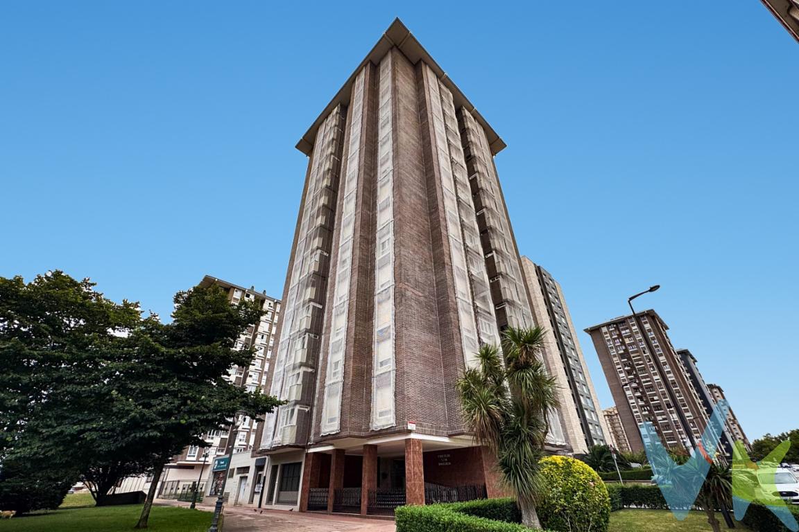 Luminoso piso listo para entrar a vivir en GijónSe vende magnífica vivienda situada en la calle Puerto Somiedo N.º 5, Gijón, en una sexta planta con orientación sur, lo que garantiza una excelente luz natural durante todo el día.además de unas vistas espectaculares, esta situado en un barrio residencial que dispone de muy buenas comunicaciones y líneas de autobús como de todos los servicios COLEGIOS INSTITUTOS CENTROS DE SALUD.. En un entorno tranquilo y familiar.La vivienda es totalmente exterior y cuenta con una distribución muy cómoda:3 amplios dormitorios.2 baños completos.Salón espacioso y muy luminoso.Cocina funcional con terraza y despensa.2 Ascensores.Bicicletero comunitario.Posibilidad de plaza de garaje (CONSULTAR)El piso se encuentra en perfecto estado, listo para entrar a vivir sin necesidad de realizar reformas.Además, existe la posibilidad de adquirir una plaza de garaje, un valor añadido que aporta comodidad y tranquilidad.Si buscas una vivienda luminosa, bien ubicada y preparada para disfrutar desde el primer día, esta puede ser la oportunidad que estabas esperando.No dejes pasar esta ocasión. Contacta para más información o para concertar una visita.En las últimas fotografías de este anuncio podrás descubrir una propuesta de decoración y reforma realizada mediante home staging virtual con inteligencia artificial, que muestra cómo podría transformarse esta vivienda tras una actualización estética.Se informa a los interesados de que el precio de venta no incluye el Impuesto de Transmisiones Patrimoniales (ITP), ni los gastos de notaría, registro de la propiedad y otros gastos asociados a la compraventa, así como tampoco los honorarios de la agencia inmobiliaria a cargo del comprador.
