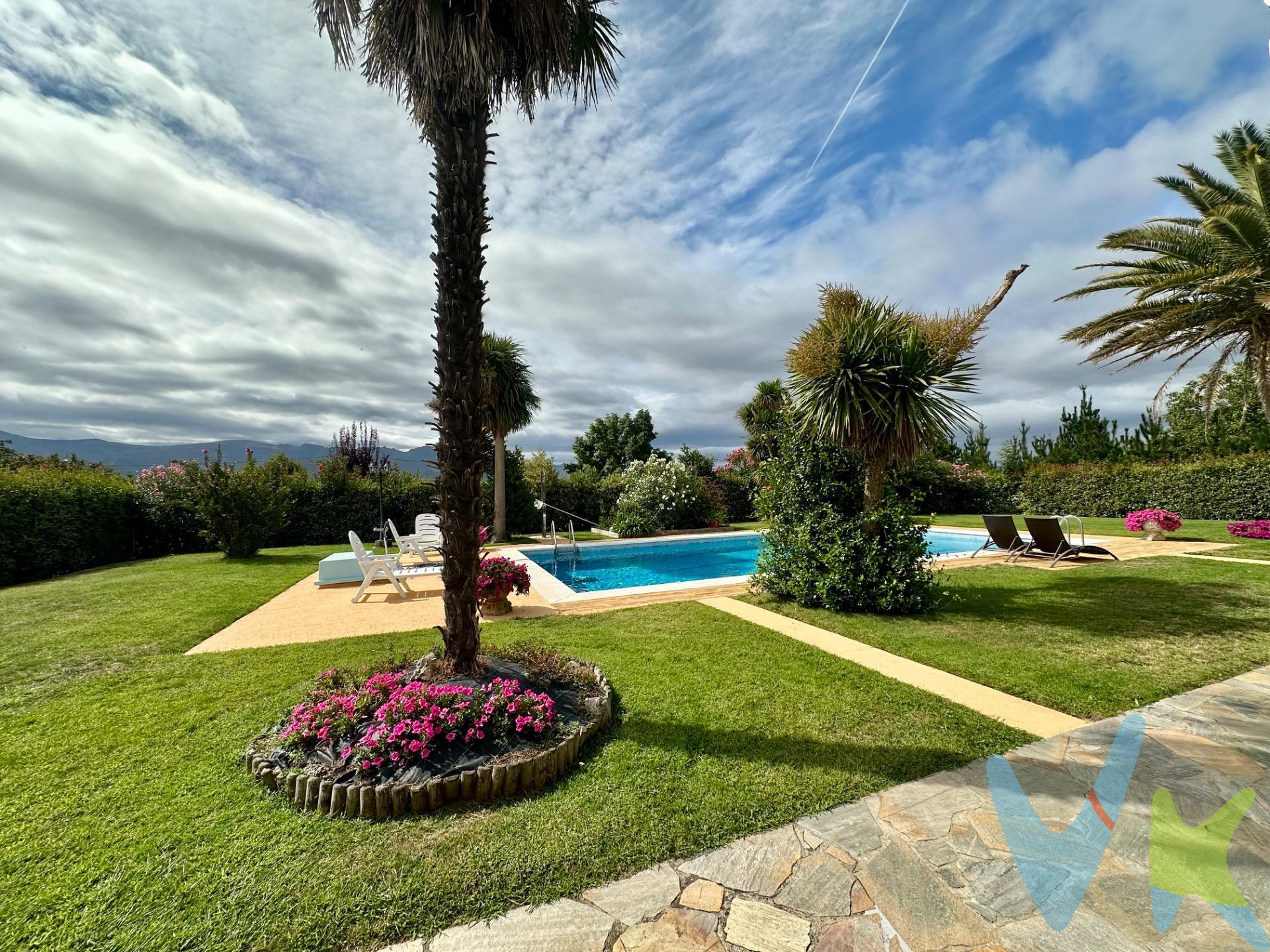 PONFEFINCAS te presenta esta espectacular casa con terreno en Camponaraya. El inmueble está ubicado en la localidad de Camponaraya y con una superficie total construida de 340 m² y útil de 300 m², esta propiedad es ideal para familias que buscan comodidad y espacio. La casa cuenta con un generoso terreno vallado que abarca más de 3101 m², perfecto para disfrutar del aire libre. Dispone de cuatro amplias habitaciones dobles junto a dos sencillas, utilizadas actualmente como salita de estar y despacho, permitiendo alojar cómodamente a familiares o invitados. Además, encontrarás tres baños, dos completos y un aseo. Entre los destacados extras se incluye zona de garaje para varios vehículos, una espectacular piscina donde podrás relajarte durante el verano y una zona exterior de comedor ideal para disfrutar de las reuniones familiares. La conservación general del chalet permite entrar directamente a vivir sin necesidad realizar reformas significativas como residencia principal. . *Por mandato expreso del propietario, comercializamos este inmueble en exclusiva, lo que garantiza el acceso a toda la información, a un servicio de calidad, en un trato fácil, sencillo y sin interferencias de terceros. Por este motivo, se ruega no molestar al propietario, a los ocupantes de la propiedad o a los vecinos. Muchas gracias por su comprensión*. 