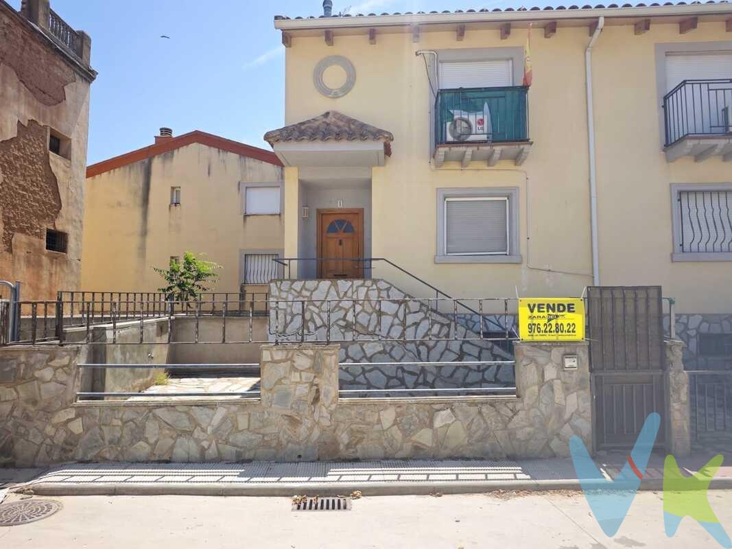 ✨ ADOSADO EN VENTA EN PARACUELLOS DE JILOCA – 160.000 € ✨ con posibilidad de alquiler con opción a compra, contactar para consultar. Se vende estupendo adosado en Paracuellos de Jiloca, ideal para familias o como segunda residencia. Vivienda muy luminosa durante todo el día, situada en una zona tranquila pero con todos los servicios cerca. 🏡 Distribución de la vivienda:. 🔹 Exterior - Terraza delantera de 22 m², perfecta para disfrutar del aire libre. 🔹 Sótano - Bodega de 18 m² con estufa de leña de hierro y aire acondicionado. Amplio garaje de 33 m² con almacén. 🔹 Planta calle - Salón de 20 m² con aire acondicionado y salida a balcón. Cocina totalmente equipada y baño completo. 🔹 Primera planta - Dormitorio principal de 28,8 m² con vestidor y aire acondicionado. Dormitorio de 11 m² con altillo. Dormitorio de 10,50 m² con armario empotrado. Baño completo. ✨ Calidades y extras:. Suelo de gres en garaje y bodega, parquet en el resto de la vivienda. Puertas de madera. Ventanas de aluminio con climalit. Aire acondicionado en salón, bodega y dormitorio principal. Calefacción individual de gas propano. Estufa de leña en bodega. 📍 Ubicación inmejorable:. Cerca de colegio, parque, tiendas y piscinas. Consultorio médico y hospital próximos. Balneario cercano. Excelente comunicación: autovía y estación AVE a solo 5 minutos. 💡 Vivienda lista para entrar a vivir, cómoda, funcional y con mucho encanto. 📞 Para más información o concertar una visita, no dudes en ponerte en contacto.