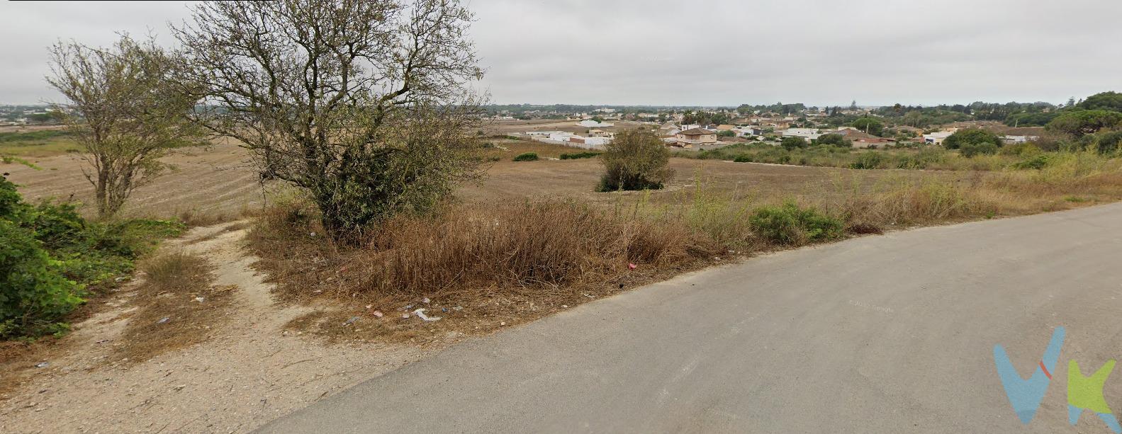 Se vende parcela ideal para la construcción de edificio de pisos, adosados o unifamiliares, con una extensión total de 7400 metros cuadrados. La propiedad cuenta con todos los servicios necesarios y se encuentra ubicada en una zona inmejorable cerca de colegios, supermercados y otros comercios locales. Esta es una oportunidad única para invertir en el desarrollo residencial en uno de los lugares más buscados por quienes desean disfrutar del clima cálido andaluz. Comercializamos este inmueble en exclusiva, lo que le garantiza el acceso a toda la información y un servicio de calidad único y personalizado. En cumplimiento del Decreto de la Junta de Andalucía 218/2005 del 11 de Octubre, se informa al cliente que los gastos notariales, registrales, ITP y otros gastos inherentes a la compraventa no están incluidos en el precio. Igualmente disponemos del Documento Informativo Abreviado de la Propiedad (D.I.A) , y de un Seguro de Caución para garantizar las cantidades entregadas a nuestra Agencia en concepto de Reserva y/o Arras.