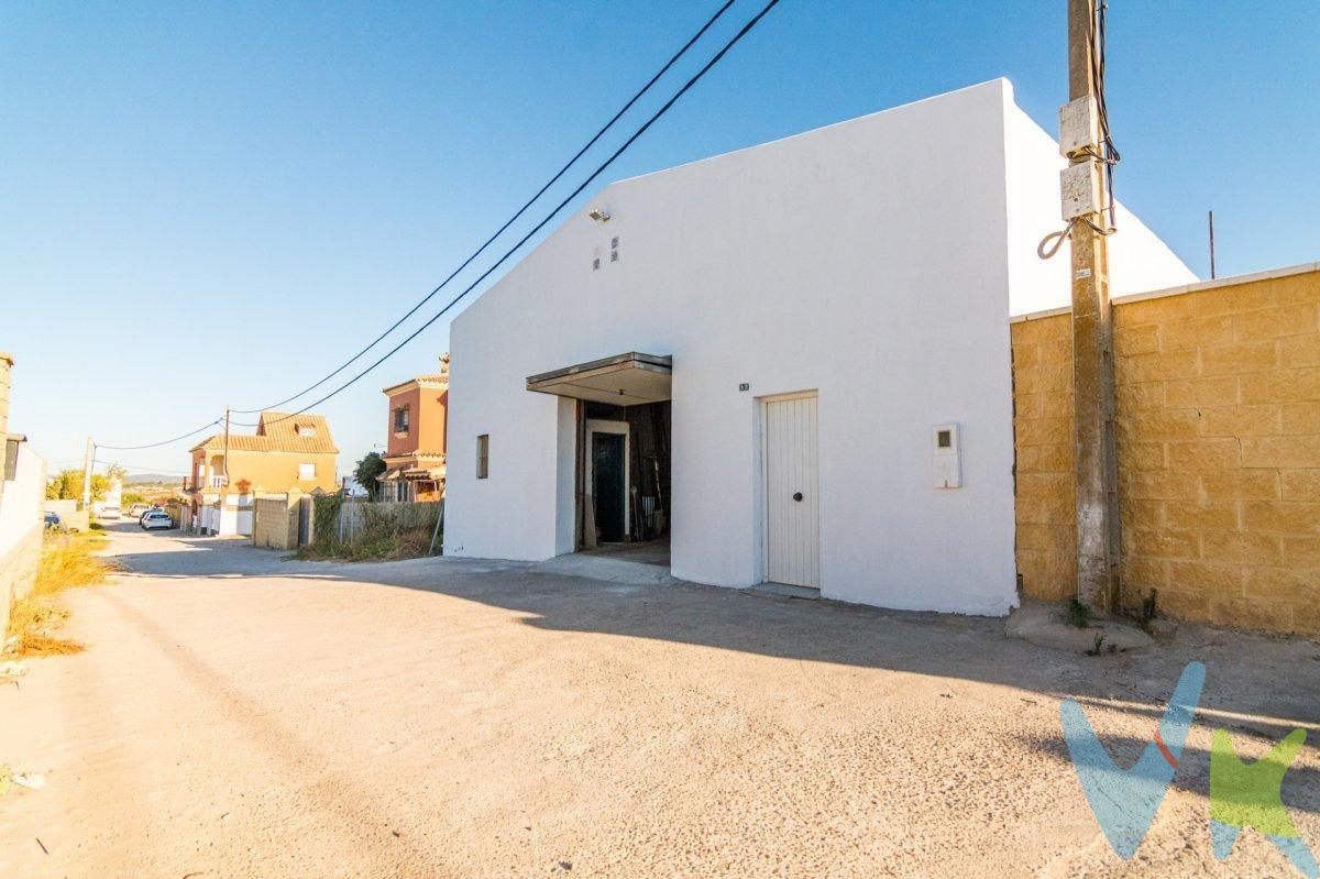 ¡Bienvenido al sueño de todo artesano! Esta impresionante propiedad combina lo mejor del hogar y el espacio laboral. Con una amplia nave industrial completamente equipada, este majestuoso chalet-nave es perfecto para carpinteros, herreros u otros oficios manuales que buscan trabajar desde casa sin comprometer su privacidad. La acogedora casa ofrece todas las comodidades necesarias para disfrutar del máximo confort familiar; ¡No tendrás que sacrificar nada por tenerlo todo! Con entradas independientes a cada área, podrás mantener separados los espacios según tus deseos y asegurarte la tranquilidad mientras trabajas o descansas. Además, tienes suministros eléctricos independientes con acceso trifásico a 380V dentro de la propia navegación te permitirá manejar tu negocio como siempre has querido hacerlo sin limitaciones insuficientes. 🏡🔨✨. Comercializamos este inmueble en exclusiva, lo que le garantiza el acceso a toda la información y un servicio de calidad. En cumplimiento del Decreto de la Junta de Andalucía 218/2005 del 11 de Octubre, se informa al cliente que los gastos notariales, registrales, ITP y otros gastos inherentes a la compraventa no están incluidos en el precio. Igualmente disponemos del Documento Informativo Abreviado de la Propiedad (D.I.A) , y de un Seguro de Caución para garantizar las cantidades entregadas a nuestra Agencia en concepto de Reserva y/o Arras.