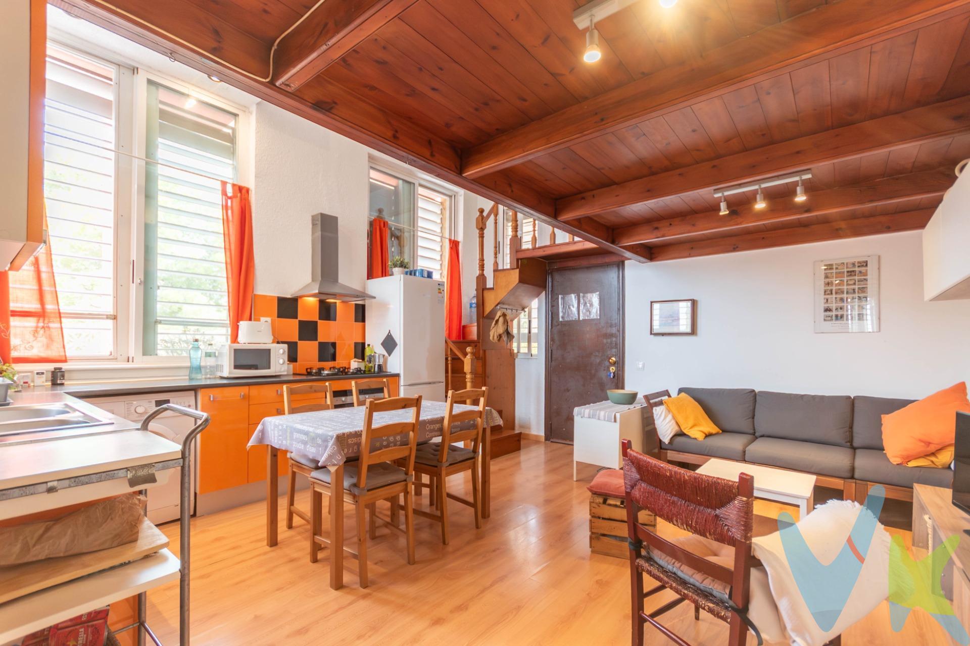 Este encantador apartamento ubicado en la urbanización Vallpineda de Sitges combina comodidad y tranquilidad en un entorno privilegiado. Al entrar, te recibe un amplio salón-comedor con una moderna cocina americana, perfecta para disfrutar de momentos en familia o con amigos. Desde el salón, accedes a un altillo que alberga una habitación doble, o un espacio multifuncional. En la planta inferior se encuentra otro dormitorio más adicional, además de un baño completo equipado con todas las comodidades. . La propiedad cuenta con zonas comunitarias que incluyen una piscina, perfecta para relajarse y tomar el sol. El apartamento dispone de calefacción mediante radiadores de gas, garantizando confort en los meses más fríos. . Además, cuenta con licencia turística, lo que lo hace una excelente opción tanto para residir como para inversión en alquiler vacacional. ¡Una oportunidad única para vivir en una de las zonas más exclusivas y tranquilas de Sitges!. El apartamento se vende totalmente amueblado y equipado con todos sus electromésticos. El precio no incluye impuestos (ITP, IVA y AJD), ni los gastos de notario ni los de registro.  . Ref.11351RM. 
