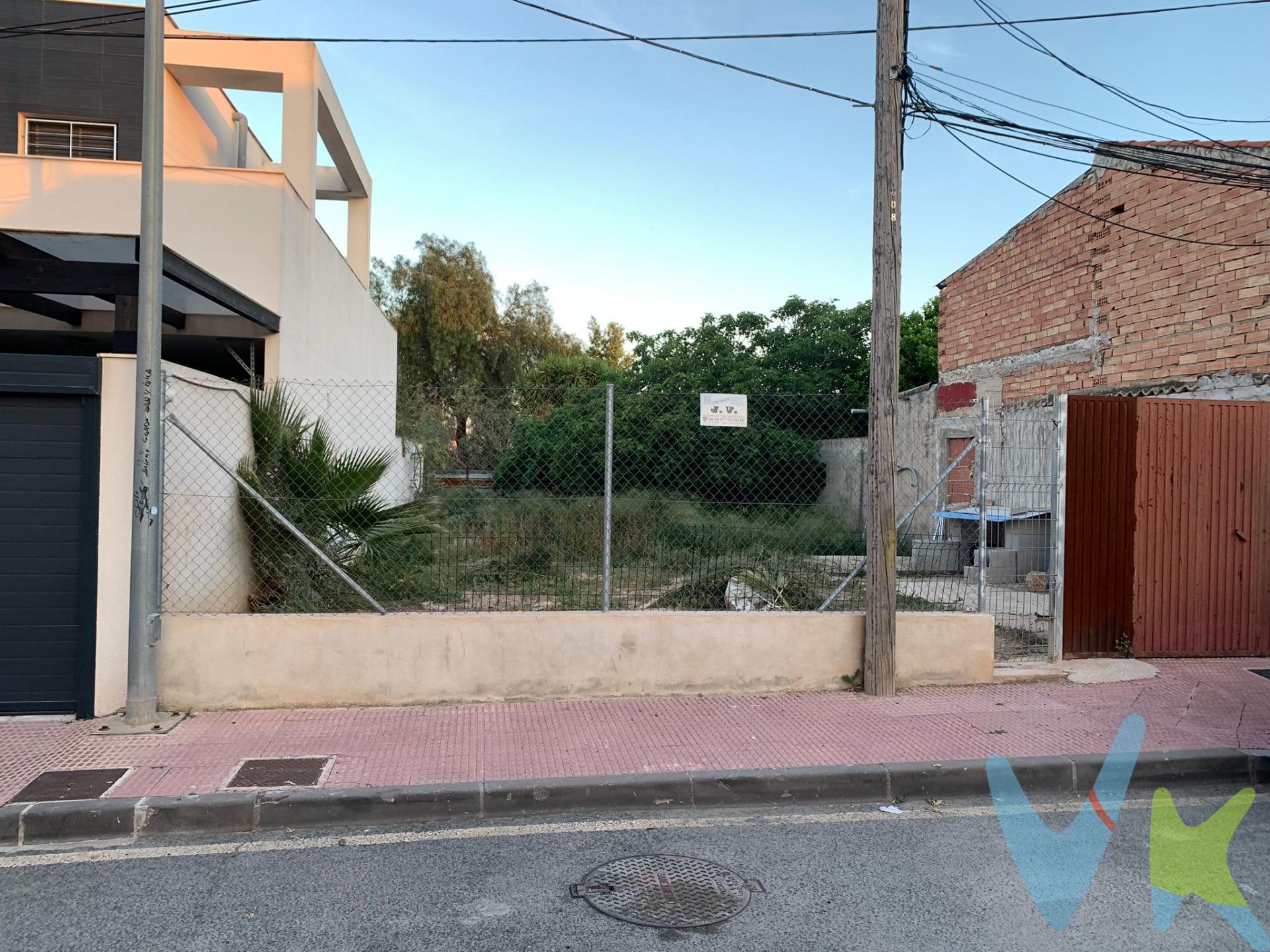 Crea el hogar que siempre has soñado en este solar urbano situado en una de las mejores zonas de Las Torres de Cotillas, "urb La Florida". Donde tendrás todos los servicios necesarios para el día a día al alcance de la mano. El solar consta de 200 metros y permite una construcción de hasta 3 alturas. ¡Si es realmente lo que busca, te esperamos! Concreta una visita con nosotros. Para terminar te queremos comentar algo: ¡Descubre una aventura inmobiliaria que combina calidad, pasión y profesionalidad! La confianza que los propietarios han depositado en nosotros es un testimonio de nuestro compromiso en brindarte un servicio excepcional. Aquí viene el detalle especial: al contactarnos directamente, evitarás molestarlos, nosotros seremos tus intermediarios y te proporcionaremos toda la asistencia necesaria. Estamos aquí para facilitarte la documentación e información que requieras, y te prometemos un trato cálido y sin complicaciones. Te informaremos detalladamente de todos los aspectos, incluyendo gastos de la compra y honorarios de agencia que no están incluidos en el precio, para garantizar tu comodidad y tranquilidad durante todo el proceso. Esa es nuestra esencia, proporcionarte. Calma: “Estado ideal de tranquilidad que tendrás al comprar tu casa con nosotros”. Queremos que sepas que tanto la descripción del inmueble como las imágenes que ves son valiosas referencias informativas, en ningún caso tienen carácter contractual. Asimismo, el precio ha sido designado por la propiedad por lo que podría sufrir variaciones y no sería vinculante hasta que se formalice en contrato de compraventa. * ¡Oye, agente inmobiliario! Si estás leyendo este texto y te gusta, te desafiamos a ser creativo y sorprendernos con una adaptación original. ¡Nada de copiar y pegar, queremos ver tu ingenio en acción! Así que prepárate para darle un toque único y cautivador a estas palabras. Estamos ansiosos por ver cómo le das vida a este mensaje con tu propia magia inmobiliaria. ¡Adelante, demuéstranos de qué eres capaz!