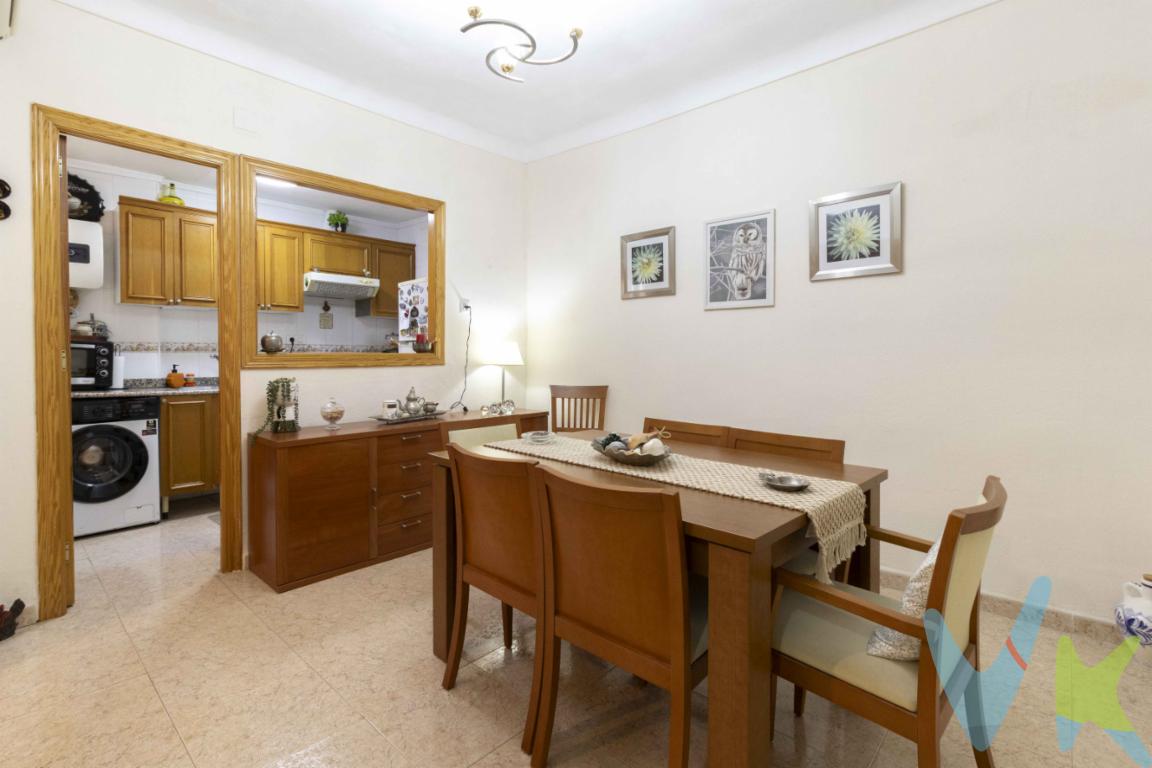 Se vende acogedora vivienda en segunda planta sin ascensor, ubicada en una zona consolidada y bien comunicada de Torrent.La vivienda destaca por su excelente aprovechamiento del espacio, ya que no dispone de pasillo, lo que permite disfrutar de unos metros cuadrados mucho más útiles y funcionales. Originalmente contaba con 3 habitaciones, aunque una de ellas se incorporó al salón comedor para crear una estancia mucho más amplia, luminosa y confortable.Se trata de un piso interior, muy tranquilo, pero con gran luminosidad natural y ventilación cruzada, características que aportan una sensación muy agradable durante todo el año.Distribución:Amplio salón comedor con mayor sensación de espacio y comodidad.Cocina independiente.2 habitaciones actuales (originalmente 3).Dormitorio principal con armario empotrado.1 baño completo.La vivienda es ideal tanto para vivir como para invertir, gracias a su buena distribución, luminosidad y ubicación cercana a todos los servicios: supermercados, colegios, transporte público y zonas comerciales.Una oportunidad perfecta para quienes buscan una vivienda práctica, cómoda y bien ubicada en Torrent.Por mandato expreso del propietario, comercializamos este inmueble EN EXCLUSIVA, lo que le garantiza un servicio de calidad, un trato fácil, sencillo y sin interferencias de terceros. Por este motivo, se ruega no molestar al propietario, a los ocupantes de la propiedad, a los vecinos. Muchas gracias por su comprensiónEl precio publicado NO incluye:- Los gastos de notaría- El impuesto de transmisiones patrimoniales, cuyo tipo general es del 10 % (salvo que el comprador pueda acogerse a bonificaciones existentes).- Los gastos del registro de la propiedad.- Los honorarios de la inmobiliaria que paga la parte comprador, que son de un 3 % mas IVA.Asimismo no incluye ningún otro gasto asociado que no este específicamente que esta incluido. Los datos e información contenida en este anuncio es meramente informativa, por lo que no tiene carácter contractual, pudiendo contener errores, reservándose la inmobiliaria a poder modificarla en cualquier momento. Para saber más sobre el mismo no dude en ponerse en contacto con nosotros.