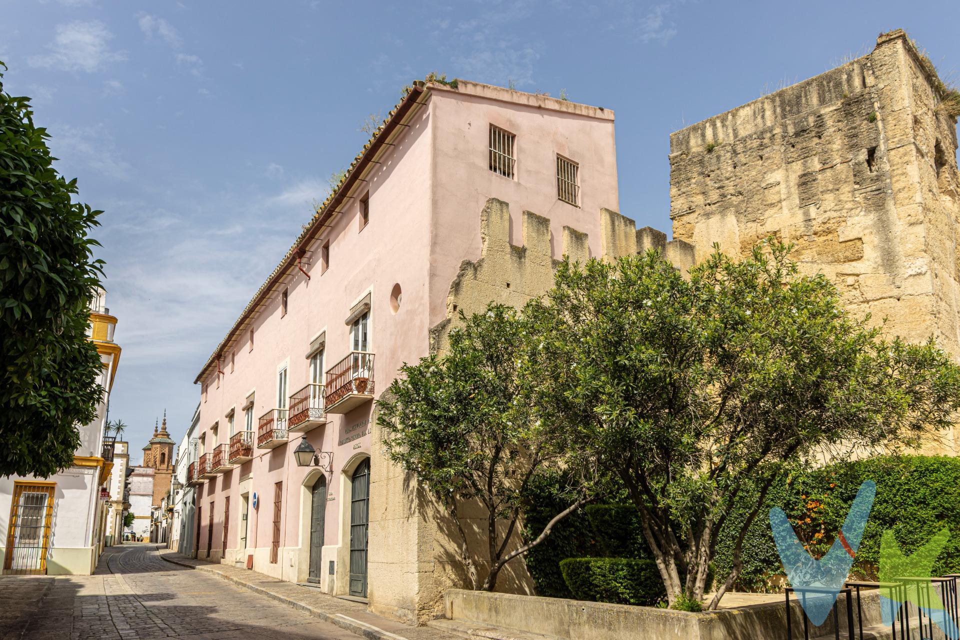 Presentamos esta magnífica planta baja ubicada en el corazón del centro de Jerez, junto calle Porvera, ideal para quienes buscan comodidad y accesibilidad. Con una superficie construida de 61.82 m², este inmueble ha sido COMPLETAMENTE REFORMADO y cuenta con un diseño moderno que maximiza los espacios. Dispone de 1 dormitorio perfecto para descanso, así como 1 baño bien distribuido que asegura funcionalidad. La propiedad se encuentra lista para ser habitada o alquilada al contar con LICENCIA TURÍSTICA VIGENTE; es decir, representa una excelente oportunidad tanto si deseas establecer tu hogar como si buscas inversión inmobiliaria rentable. Equipado con puerta blindada por motivos de seguridad adicionalmente proporciona tranquilidad a sus futuros residentes: además está situado cerca colegios reconocidos lo cual añade valor familiar a su localización estratégica dentro del municipio jerezano así como restaurantes y negocios necesarios para tu día a día. ¿TE LO VAS A PERDER?. Informamos a nuestros clientes de que los gastos de notaría, registro, gestoría, impuestos y los honorarios de la agencia no están incluidos en el precio. A su vez, disponemos del documento informativo abreviado de la propiedad (según decreto 218/2005, del 11 de octubre) y de seguro de caución, para la protección del dinero entregado como señal para la reserva de una vivienda. 