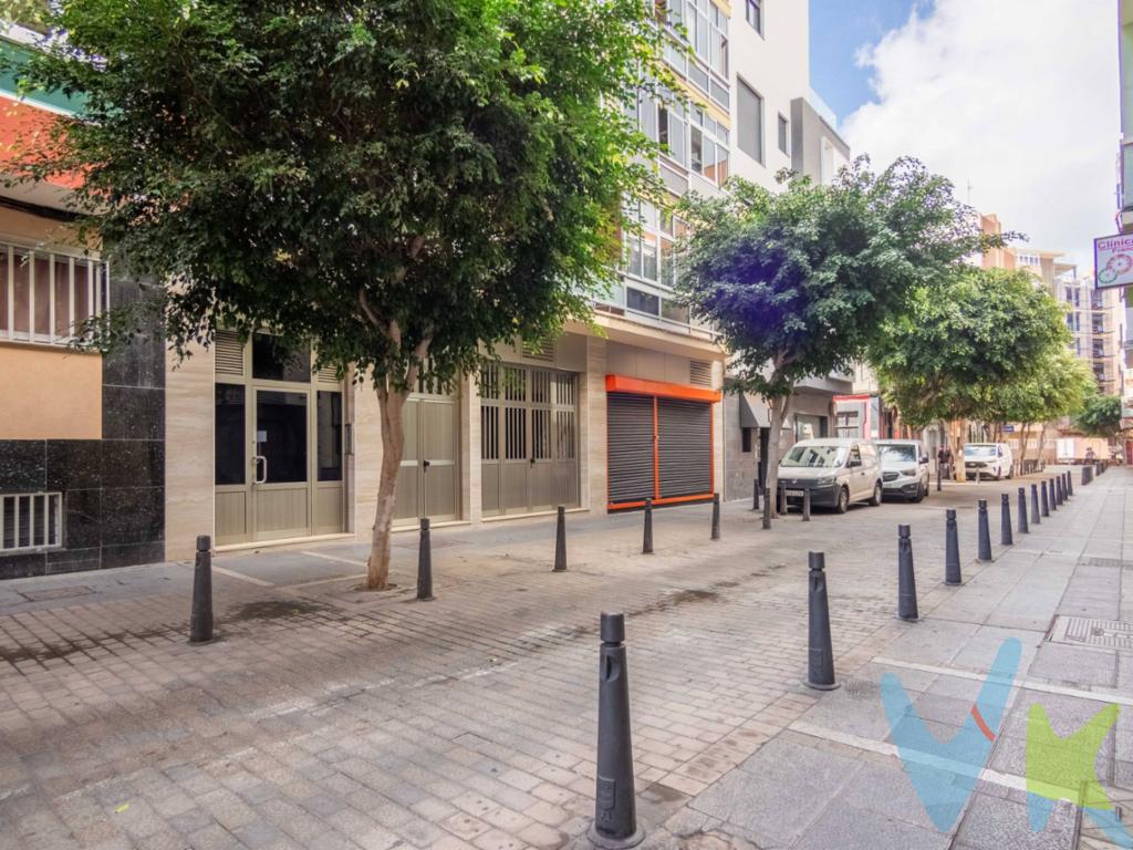  Una oportunidad para quienes buscan invertir con visión de futuro y poner en marcha un nuevo proyecto en una de las zonas con mayor atractivo de Las Palmas de Gran Canaria. Este local comercial, apto para la materialización de la Reserva para Inversiones en Canarias (RIC), ofrece además una ubicación estratégica, a pocos minutos de la playa de Las Canteras y rodeado de todo tipo de servicios, comercios, restauración y excelentes comunicaciones. Su distribución completamente diáfana permite partir prácticamente desde cero y adaptar el espacio a las necesidades de cada actividad. Un auténtico lienzo en blanco para desarrollar una oficina, estudio profesional, negocio, showroom, espacio creativo o cualquier otro proyecto que requiera una ubicación consolidada y versátil. Su principal atractivo combina tres factores especialmente interesantes: ubicación, posibilidades de transformación y potencial como inversión vinculada a la RIC. Si buscas un espacio que no te limite, sino que te permita dar forma a tu próximo proyecto, este local merece ser visitado. Una ubicación privilegiada. Un espacio por definir. Una oportunidad para crear. Solicita tu visita y descubre personalmente todo el potencial que este espacio puede ofrecerte.