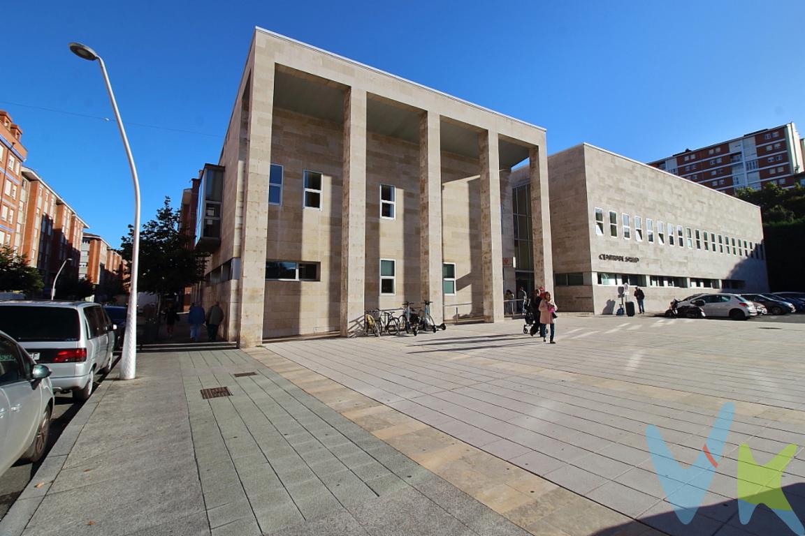 ¡Tu oasis urbano en Gijón! Increíble piso con terraza de 70 m² junto a Los Fresnos¿Te imaginas disfrutar de una inmensa terraza privada en pleno corazón de la ciudad? Esta espectacular vivienda en la cotizada zona de El Llano, a un paso del Centro Comercial Los Fresnos, combina la comodidad de tener todos los servicios a mano con un espacio exterior sencillamente único y difícil de encontrar.? La Joya de la Corona: Un patio de ensueñoEl gran atractivo de esta propiedad es su impresionante terraza de 70 metros cuadrados, un espacio bañado por el sol donde dar rienda suelta a tus necesidades. Actualmente cuenta con dos casitas de almacenamiento idóneas como desahogo, aunque también ofrecen el escenario perfecto para convertirse en una preciosa casita de juegos para niños, un taller de hobbies o tu rincón de relax.? Distribución moderna, amplia y adaptableLa vivienda :Amplia  y moderna cocina totalmente reformada recientemente  con todos los electrodomésticos de alta gama, con salida a la terraza. Dos habitaciones, una de ellas es muy amplia y se puede convertir en dos habitaciones.Baño SalónTerraza espectacular?? Comodidades y ConfortEl edificio cuenta con todas las instalaciones necesarias para garantizar tu calidad de vida desde el primer día:Ascensorcalefaccion y agua caliente de gas? Ubicación Estratégica El Llano significa tenerlo todo. A escasos metros del centro comercial, supermercados, colegios, ejes de transporte y a un cómodo paseo a pie del centro de Gijón. Es la oportunidad ideal tanto para familias que buscan un piso con espacio para que jueguen los niños, como para amantes de las reuniones exteriores que no quieren renunciar a las ventajas de la vida urbana.¡No dejes escapar este piso único con alma de chalet! Contacta hoy mismo para agendar tu visita.Gastos e impuestos no incluidos en el precio. En segundas transmisiones, el comprador abona el ITP (porcentajes en Asturias: https://sede.tributasenasturias.es/sites/sede/default/es_ES/Que-quieres-hacer/Transmisiones-Patrimoniales-y-AJD), calculado sobre el mayor valor entre precio, tasación o valor de referencia catastral. Notaría y registro según aranceles variables; el comprador elige notario. El vendedor asume la plusvalía municipal; el resto de gastos (incluida hipoteca: tasación, costes bancarios, gestoría y formalización) son del comprador.Honorarios: intermediación a cargo del vendedor; mediación a cargo del comprador del 2% + IVA, mínimo 2.000  + IVA.El consumidor puede solicitar información y documentación adicional en la sede física o por correo electrónico de la Agencia (contacto en la web). La agencia actúa solo como intermediaria; toda compraventa queda sujeta a la aceptación expresa del vendedor y a la formalización del contrato. Anuncio meramente informativo: los datos corresponden a la fecha de publicación y pueden variar por actualizaciones legales, contractuales o fiscales.
