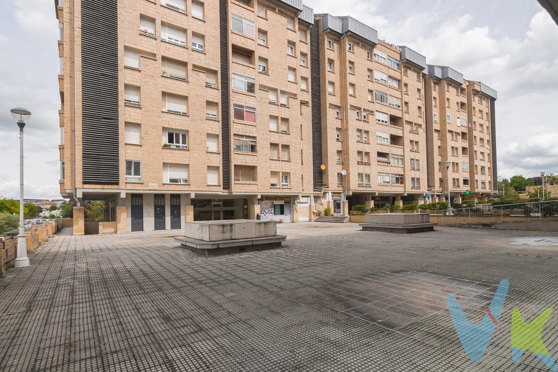 Se vende acogedor y luminoso apartamento de 42 m² construidos (34 m² útiles), situado en una quinta planta con ascensor en una de las zonas más céntricas y con más servicios de la Urbanización Zizur, a un paso de la zona del Ayuntamiento donde encontramos supermercados, fruterías, cafeterías.. y todos los servicios que necesitas. Distribución y características principales:. Salón-comedor: 15,50 m², muy luminoso y con espacio bien aprovechado. Cocina independiente: 5 m². Dormitorio: 8 m², con buena capacidad de almacenamiento. Baño completo. Plaza de garaje incluida en el precio. La vivienda cuenta con calefacción central, agua caliente central con contador individual. Otros datos de interés:. Gastos de comunidad: 105 €/mes (incluye calefacción). Edificio con ascensor. Muy buena ubicación: supermercados, transporte público, zonas verdes y acceso rápido a Pamplona. ¡Una excelente oportunidad para entrar a vivir o como inversión segura!. Para más información o concertar una visita, no dudes en contactar sin compromiso. (Los datos y superficies publicados en este anuncio son aproximados y meramente informativos, sin valor contractual. El precio de venta al público no incluye impuestos ni gastos de transmisión.).