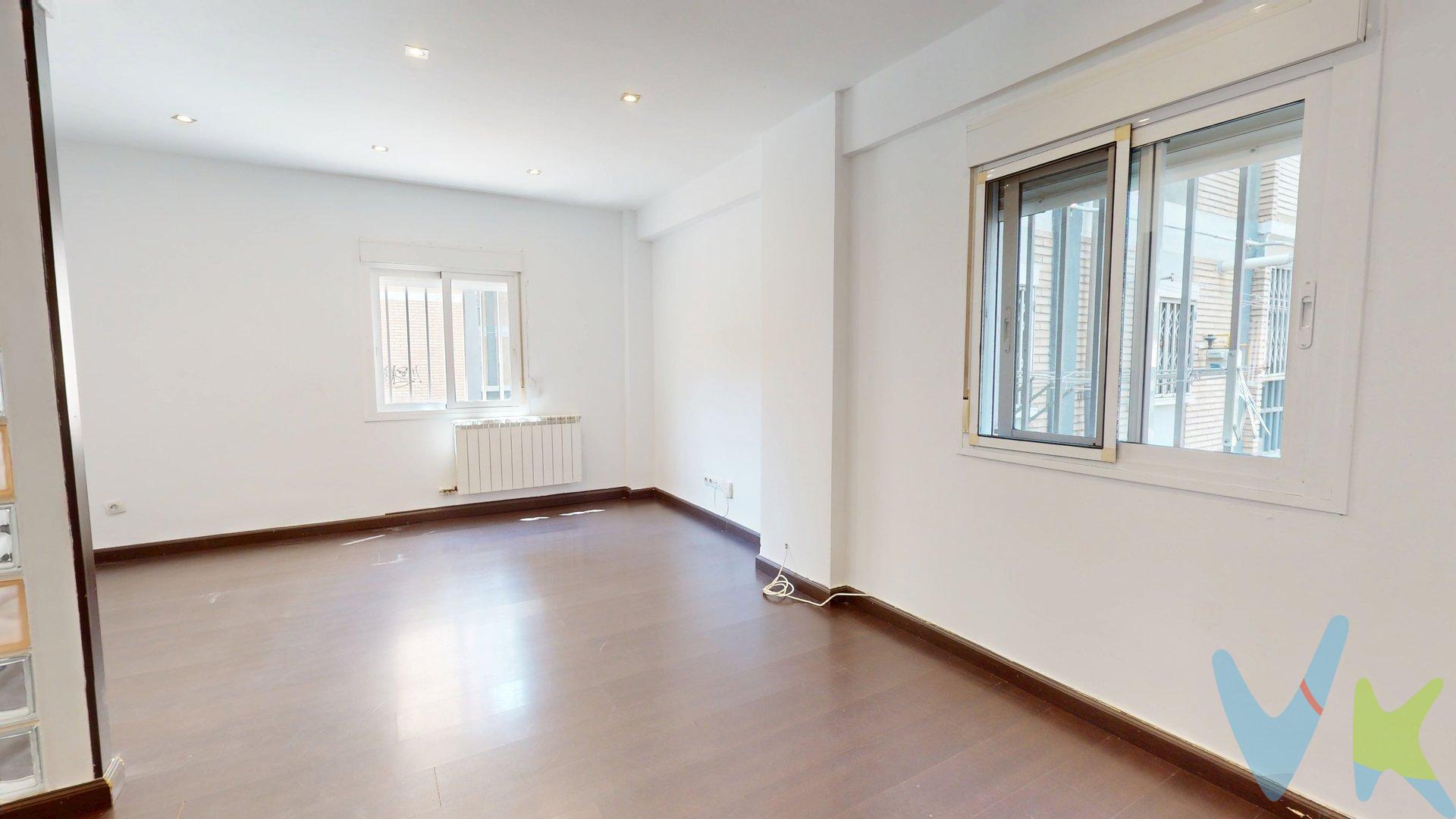 Se vende estupendo piso en una de las zonas más tranquilas y demandadas del barrio del Arrabal, a un paso del Parque del Tío Jorge. Ideal tanto para vivir como para invertir. La vivienda cuenta con 58 m² útiles, distribuidos de forma muy funcional:. Salón amplio y luminoso con dos orientaciones. Cocina en buen estado y bien aprovechada. 2 dormitorios dobles: uno principal con espacio para armario empotrado y otro ideal como habitación infantil, de invitados o despacho. Baño completo con plato de ducha. El piso se encuentra en buen estado, salvo pequeñas actualizaciones a realizar. Entre sus calidades destacan:. Calefacción individual a gas. Ventanas de aluminio lacado. Puerta de entrada blindada. Suelos de tarima y gres. Puertas de madera en tono oscuro. Ubicado en una calle muy tranquila, con excelente comunicación por transporte público, zonas verdes, colegios, comercios y todos los servicios al alcance. ✅ Llámanos y agenda tu visita. ¡Una oportunidad única en el Arrabal!. 