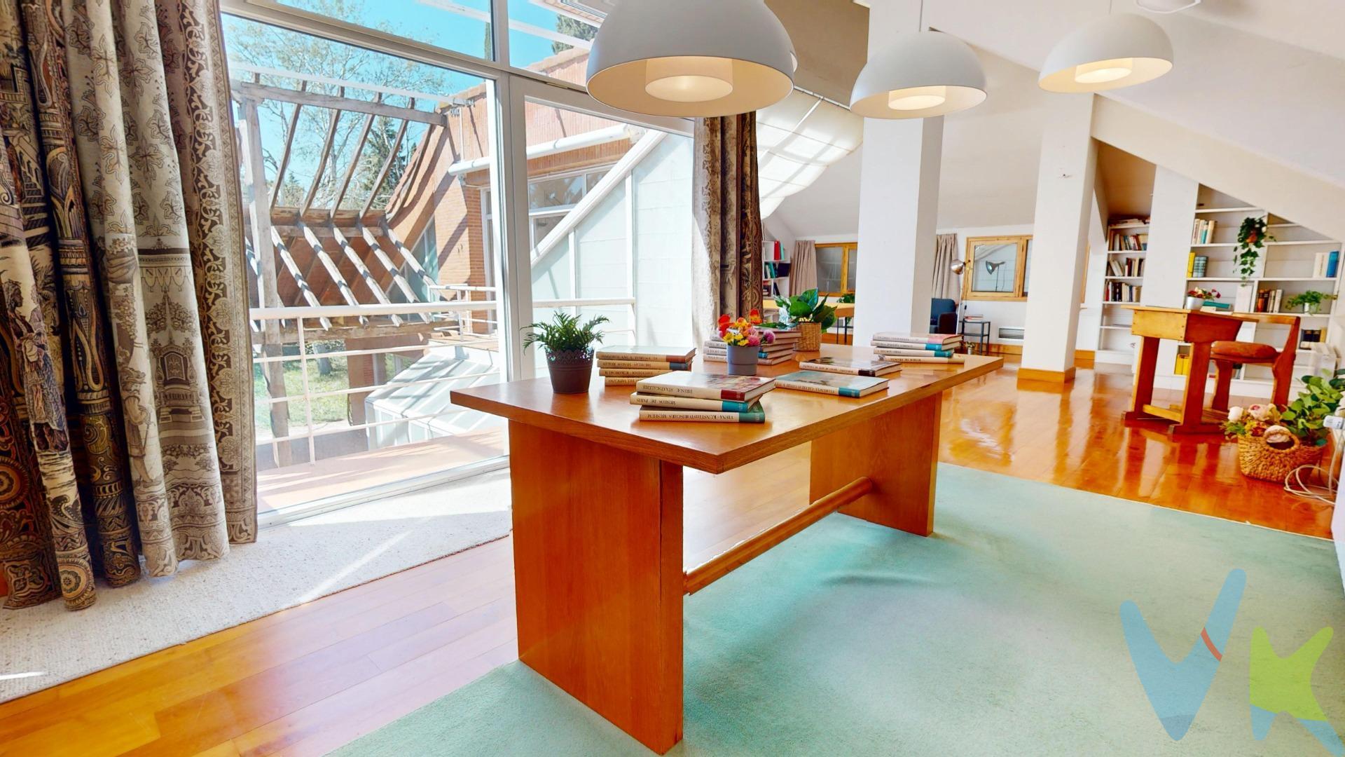 Espectacular chalet en venta en Las Lomas de Gállego. Descubre el lujo y la elegancia en este magnífico chalet de 447,27 m² construidos, situado en una parcela de 2.029 m². Con una mezcla perfecta de diseño tradicional y comodidades modernas, esta propiedad única ofrece una calidad de vida incomparable. Características Principales:. Salón de ensueño de 68 m2 con amplios espacios abiertos y grandes ventanales que bañan las estancias en luz natural, destacando un elegante suelo de madera. Este espacio se convierte en acogedor con su chimenea de mármol un toque clásico y otra junta a la cocina más funcional para disfrutar con la familia de la cocina. Además tiene acceso directo a la cocina y aseo de cortesía. Habitaciones cada una diseñada con un carácter distintivo y confort absoluto: el dormitorio principal de techos altos con vistas y acceso a la pisicina y jardín  hará que te sientas como en una película con vestidor y baño equipado  con elegantes azulejos y accesorios de primera calidad, incluyendo una bañera amplia perfecta para momentos de relajación. Otros dos dormitorios con empotrados y baño completo darán comodidad a toda la familia. En la planta superior zona abierta al salón como biblioteca- estudio y otra salita para invitados. Luz a radaules te darán gran sensación de bienestar. Exteriores exquisitos: frondoso jarcín con árboles y frutales, una piscina encantadora. Varias terrazas y porches que invitan a disfrutar del clima y las vistas. No pensarás que estás a tan sólo quince minutos de Zaragoza. El Residencial la Lomas cuenta con zonas comunitarias: piscina, pista de fútbol, baloncesto.. Este chalet no solo es una residencia; es un retiro personal que combina la belleza del diseño bioclimático con la funcionalidad moderna, ideal para aquellos que valoran la privacidad y el estilo. Una verdadera joya en el mercado, lista para acoger a su próximo propietario. **NOTA HISTÓRICA: La presencia de agua cercana a la superficie fue clave para elegir el lugar donde establecer la urbanización en Zuera. En los años 70, el Ayuntamiento adjudicó el terreno a la empresa Las Lomas del Gállego S.L., que instaló los servicios básicos antes de comenzar la venta de parcelas, lo que permitió que la zona se poblara rápidamente. **Gastos de compraventa e intermediación no incluidos en el precio.