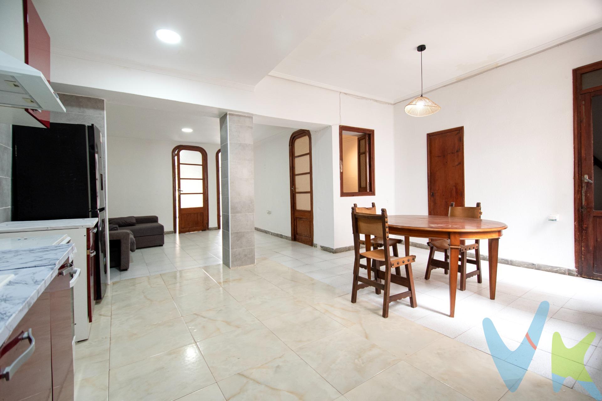 Si buscas una vivienda céntrica y, sobre todo, con espacio exterior y posibilidades, esta puede ser una opción muy interesante. Se trata de un piso de aproximadamente 90 m² (145 m² según registro) situado en la calle Ramón y Cajal de Torrent, en una ubicación muy cómoda, rodeado de comercios, supermercados, servicios y transporte público. El propio Ayuntamiento de Torrent se encuentra en la misma calle, y tienes paradas de autobús muy cerca, además de todo tipo de comercios y servicios para el día a día. La vivienda tiene tres habitaciones, y la principal cuenta con balcón a la calle. También dispone de un salón-comedor amplio, cocina abierta al salón y baño. Es una vivienda con una distribución sencilla y muchas posibilidades para dejarla a tu gusto. Pero, sin duda, uno de sus grandes atractivos está arriba: una terraza privada de aproximadamente 40 m². Actualmente necesita acondicionamiento, pero imagina todo lo que puedes hacer aquí una vez arreglada: una zona para comer, tomar el sol, poner plantas, crear un espacio chill-out o disfrutar de una cena con amigos. La terraza es solo tuya, aunque al estar en el centro de la ciudad tendrás edificios alrededor y cierta visibilidad desde los vecinos de enfrente. Además, no tienes vecinos arriba, algo que aporta mucha tranquilidad y que no es fácil de encontrar en una vivienda de estas características. La ubicación es otro de sus puntos fuertes. Estás en plena calle Ramón y Cajal, con supermercados como Consum, comercios, farmacias, restaurantes y otros servicios prácticamente a mano. También tienes el transporte público muy cerca y la zona de Av. al Vedat a pocos minutos. Una vivienda con una buena ubicación, 3 habitaciones y una terraza privada de unos 40 m² que puede convertirse en un espacio genial una vez la acondiciones. Ven a verla y descubre todo lo que puedes hacer con ella. Mobiliario, vehículos y otros elementos decorativos y personales de la propiedad no incluidos. Impuestos, gastos de compraventa, intermediación y financiación no incluidos.