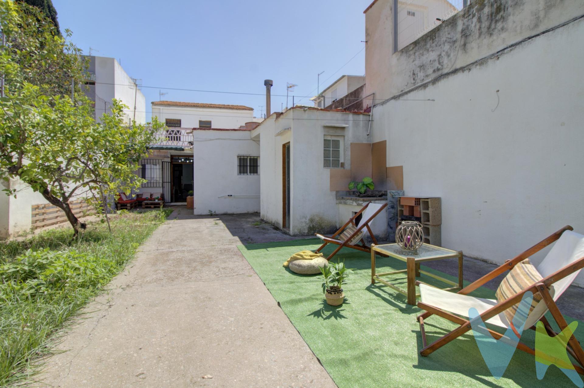 Se vende en Almenara una singular casa de pueblo esquinera, amplia y llena de posibilidades, perfecta para quienes buscan un hogar con carácter y versatilidad. Su elegante recibidor da la bienvenida y distribuye el espacio: a mano izquierda se encuentra una cómoda habitación doble. El corazón de la vivienda se despliega tras el recibidor en una sala polivalente que puede convertirse en comedor, rincón de estar o simplemente zona de transición. Aquí se ubica la escalera de acceso a la planta superior, un práctico armario trastero y la entrada a un dormitorio y el espacioso salón. Este gran salón integra un segundo armario despensa, comunica con un baño completo y una cocina de generosas dimensiones. Desde el salón, se accede a un encantador patio ajardinado que aporta luz y frescura al conjunto. Junto al jardín, una práctica galería-lavadero, un aseo y, al fondo, una estancia adicional perfectamente aprovechable como trastero o pequeño estudio. En la primera planta, la vivienda ofrece un amplio espacio diáfano con infinitas posibilidades: tres dormitorios (dos de ellos dobles), y un tercero con dimensiones idóneas para transformarse en un segundo baño. Completa esta planta una soleada terraza que regala vistas al entorno y se convierte en el escenario perfecto para desayunos al aire libre o tardes de descanso. Con su sólida estructura, distribución flexible y rincones con encanto, esta casa de pueblo en Almenara es el lienzo en blanco que estabas buscando: un auténtico refugio con alma para adaptar a tu propio estilo de vida. ¡Descubre todo su potencial y hazla tu nuevo hogar!. Si lo necesitas, te ayudamos con la financiación. Los impuestos, gastos de notaría, registro y honorarios de agencia no están incluidos en el precio de venta. Para mayor seguridad en la compraventa, todas nuestras viviendas poseen FICHA DE CERTIFICACIÓN DE INMUEBLES registrada por la Asociación de Inmobiliarias de la Comunidad Valenciana ASICVAL. Antes de comprar o de entregar las arras, pida el Certificado de la vivienda para estar seguro y tranquilo sobre la situación legal, urbanística y de cargas de la misma. INMOBILIARIA QUASABLANQUA está inscrita en el Registro de Agentes de Intermediación Inmobiliaria de la Comunidad Valenciana RAICV. Almenara, ubicada entre Castellón y Valencia, es de fácil acceso por la autovía A10 o la N-340 y cuenta con una estación de tren en la línea Valencia-Barcelona. A solo 4 km, se encuentra la playa Casablanca, con suave arena dorada y grava, ideal para dis-frutar del clima mediterráneo. El paisaje de Almenara combina montañas, marjales, arrozales, lagunas y playas. Cerca del núcleo urbano, se encuentra el paraje natural de los Estanys, hábitat de diversas aves. La playa de Almenara, con Bandera Azul, ofrece chiringuitos y heladerías en primera línea, y una atractiva oferta gastronómica en su barrio marítimo. Almenara es un destino donde naturaleza, historia y playas se unen en perfecta armonía.