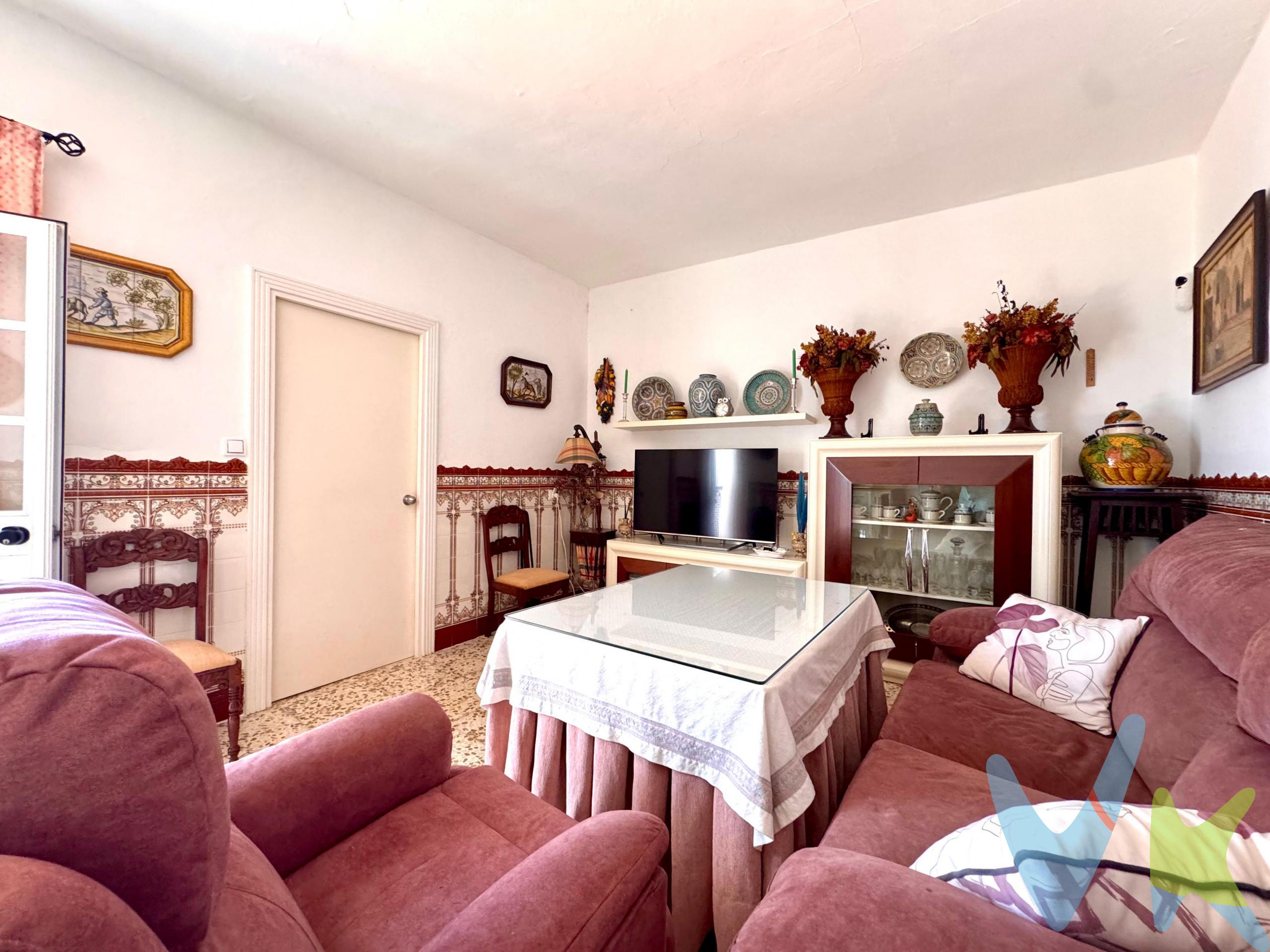 PRECIO DE VENTA: [199.000 + GASTOS] €. Vivienda adosada en planta baja con excelente distribución y gran potencial. La propiedad cuenta con una superficie bien aprovechada que se compone de tres dormitorios, dos amplios salones independientes —uno de ellos habilitado como comedor—, y un baño completo de generosas dimensiones. Dispone de cocina totalmente reformada y recién instalada, equipada y lista para su uso. En la zona exterior encontramos un amplio patio privado que incluye trastero y área de lavadero, aportando funcionalidad y espacio de almacenamiento adicional. La vivienda ofrece además cochera propia, un valor añadido en comodidad y seguridad. Su configuración a dos calles proporciona una óptima ventilación cruzada y gran luminosidad natural en todas las estancias. Cuenta con azotea transitable, ideal como espacio complementario. Ubicada en una zona consolidada, con todos los servicios a su alcance (comercios, centros educativos, transporte público y zonas de ocio). Una oportunidad ideal tanto como vivienda habitual como inversión. En cumplimiento de las obligaciones de información previstas en la Ley 10/2025, de 28 de diciembre, de servicios de atención a la clientela y transparencia, así como en la normativa sectorial vigente, se hace constar que el precio indicado no incluye los gastos e impuestos inherentes a la adquisición, los cuales se desglosan a continuación:. •	Impuesto sobre Transmisiones Patrimoniales (ITP): Se aplicará el tipo impositivo vigente en la Comunidad Autónoma de Andalucía, generalmente el 7% (13.930€), sin perjuicio de tipos reducidos del 3,5%, 1,2% o 1% aplicables según las circunstancias personales del comprador o las características del inmueble). El impuesto se devenga sobre el Valor de Referencia de Catastro o el precio de venta, aquel que resulte superior. •	Gastos de Notaría: Los honorarios notariales se calcularán conforme al arancel oficial regulado en el Anexo I, del Real Decreto 1426/1989, de 17 de noviembre, por el que se aprueba el arancel Notarial. •	Gastos de Registro: La inscripción en el Registro de la Propiedad se facturará según el arancel oficial establecido en el ANEXO I, del Real Decreto 1427/1989, de 17 de noviembre, por el que se aprueba el arancel Notarial. •	Gastos de Gestión (Gestoría): Los honorarios por la tramitación administrativa, liquidación de impuestos e inscripción registral ascienden aproximadamente a [545] € (IVA incluido). •	Honorarios Agencia del Vendedor: incluidos en el PVP. •	Honorarios Agencia del comprador: La agencia prestará los servicios de información, asesoramiento y acompañamiento previstos en el Encargo de Servicios y en el D.I.A. Si solicita servicios adicionales o personalizados, sus honorarios serán informados previamente, de forma individualizada y por escrito, conforme a la libertad de pactos y a la normativa vigente. NO VINCULADOS AL PRECIO DE COMPRA. Para una información exhaustiva sobre el funcionamiento, tipos impositivos y bonificaciones del ITP en Andalucía, puede consultar el portal oficial de la Agencia Tributaria de la Junta de Andalucía en el siguiente enlace:. https://www.juntadeandalucia.es/organismos/economiahaciendayfondoseuropeos/areas/tributos-juego/tributos/paginas/impuestos-cedidos-transmisiones.html; . Documento D. I. A. a disposición del consumidor según Decreto 218/2005 Junta de. Andalucía. 