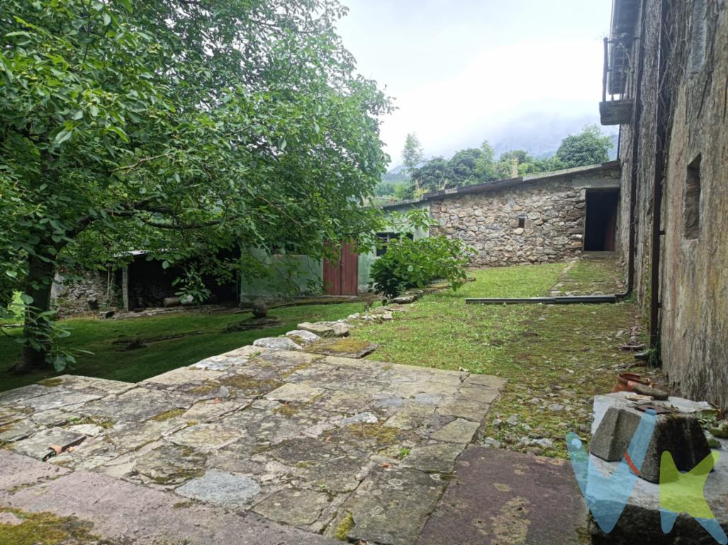 Descubre esta impresionante casa en una de las áreas más exclusivas y tranquilas de Riba, que combina a la perfección el encanto del pasado con las comodidades modernas que todos desean. A la venta se presenta una oportunidad inigualable de adquirir un hogar histórico construido en el año 1900, ofreciente de una experiencia de vida distintiva que no se encuentra fácilmente.La propiedad cuenta con 1100 metros cuadrados de espacio útil, ofreciendo amplias áreas que pueden adaptarse a las necesidades y aspiraciones de cualquier familia o entusiasta del espacio. Esta excepcional vivienda dispone de siete habitaciones, proporcionadas de un espacio tan generoso que cada una se presta a ser personalizada como se desee, ya sea para recibir a visitantes, crear una oficina en casa o cualquier otro propósito que requiera un toque especial.Además, la casa está equipada con dos aseos, convenientemente ubicados para el máximo confort. Cada uno de estos espacios ha sido diseñado pensando en la funcionalidad, sin sacrificar la estética clásica que caracteriza a esta envidiable propiedad.Aún más, el inmueble, de 1129 metros cuadrados construidos, cuenta con un espacioso garaje, esencial para quienes valoran la comodidad de tener un lugar propio para sus vehículos. La amplitud del espacio ofrece más que suficiente espacio para almacenamiento adicional o para aquellos que desean implementar un área de trabajo dentro del hogar.Un atractivo balcón se suma al encanto de esta casa, prometiendo amaneceres tranquilos y un espacio para disfrutar de las noches estrelladas. Es un rincón perfecto para una lectura al aire libre mientras disfruta de las vistas que brinda esta magnífica propiedad.No pasa desapercibida la cautivadora zona ajardinada que rodea la casa. Este jardín se convierte en un oasis de tranquilidad para quienes buscan un respiro del bullicio diario. Ofrece un espacio ideal para desarrollar un jardín personalizado, un lugar seguro para el esparcimiento de los más pequeños o, sencillamente, un entorno propicio para conectarse con la naturaleza.Considerando todas estas particularidades, esta casa en Riba no es simplemente otra propiedad en venta; es una oportunidad de vivir una vida distinguida en un entorno que invita a ser disfrutado y apreciado a cada instante. La fusión de sus espacios históricos con las posibilidades infinitas de personalización permite que esta casa sea un lienzo para sus futuros propietarios.Explorar este inmueble implica una invitación a imaginarse en un hogar que ha sido testigo de más de un siglo de historia, ahora modernamente adaptado para ofrecer el mejor confort a sus residentes. Nos gustaría invitarte a conocer este magnífico hogar. Organiza una visita y experimenta en primera persona el ambiente único y la belleza auténtica que esta propiedad ofrece. El futuro de tu nuevo hogar está aquí, esperando ser descubierto. 