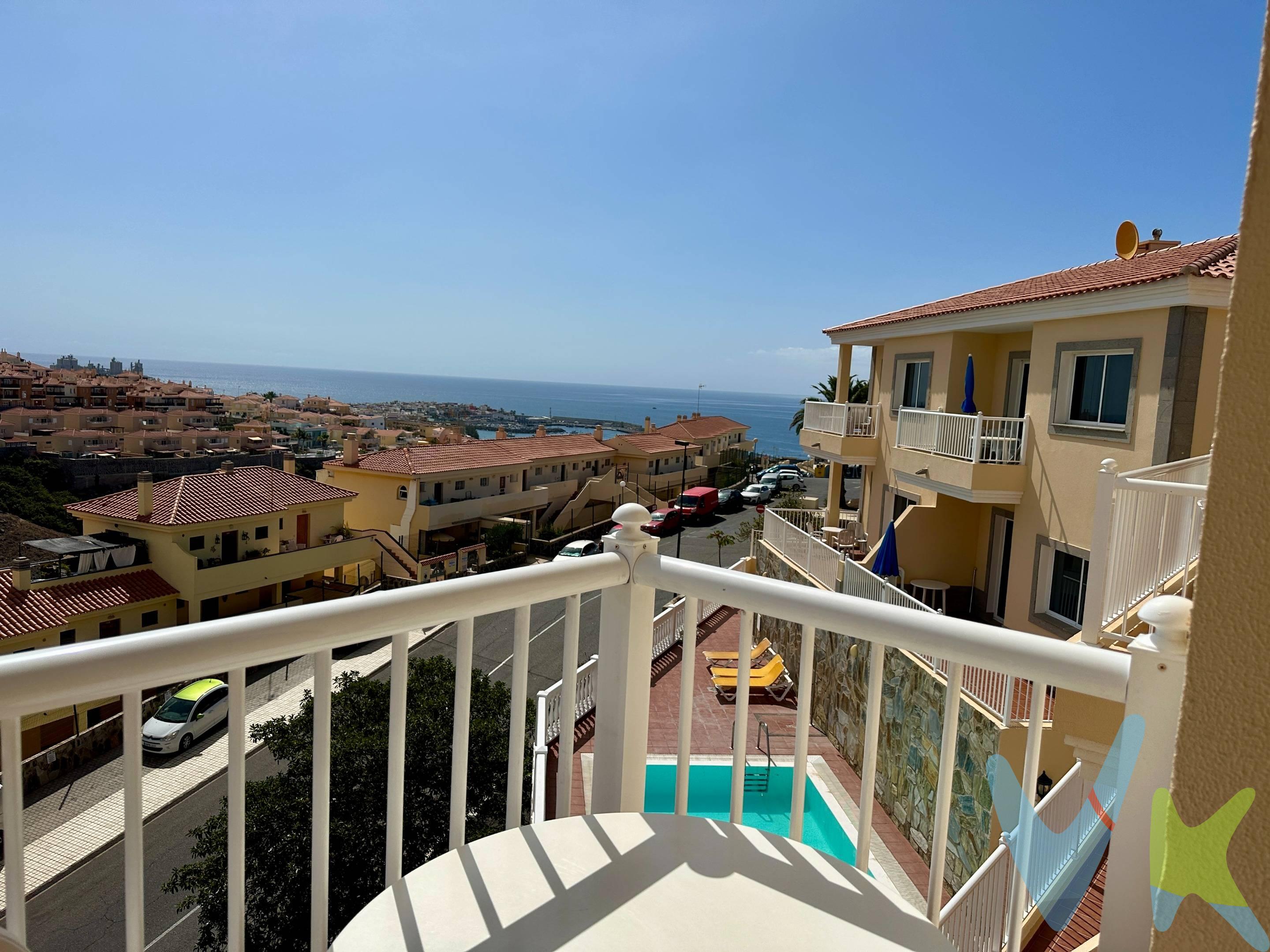 Este espacioso apartamento de dos dormitorios, está en excelentes condiciones y está ubicado en la zona muy solicitada de Loma Dos en Arguineguin. La propiedad tiene un dormitorio doble y un dormitorio individual y un balcón con vistas al valle y al mar. El apartamento tiene aire acondicionado y se vende completamente amueblado y listo para entrar a vivir. También existe la opción de adquirir una plaza de garaje y un trastero dentro del garaje cerrado. El apartamento forma parte de un pequeño complejo vallado con piscina comunitaria, solárium y zona de estar. ¡Esta es realmente una excelente oportunidad para un hogar permanente, una propiedad de alquiler o una casa de invierno bajo el sol!. *Hay varios apartamentos y puede que no corresponde las fotos exactos al apartamento disponible.