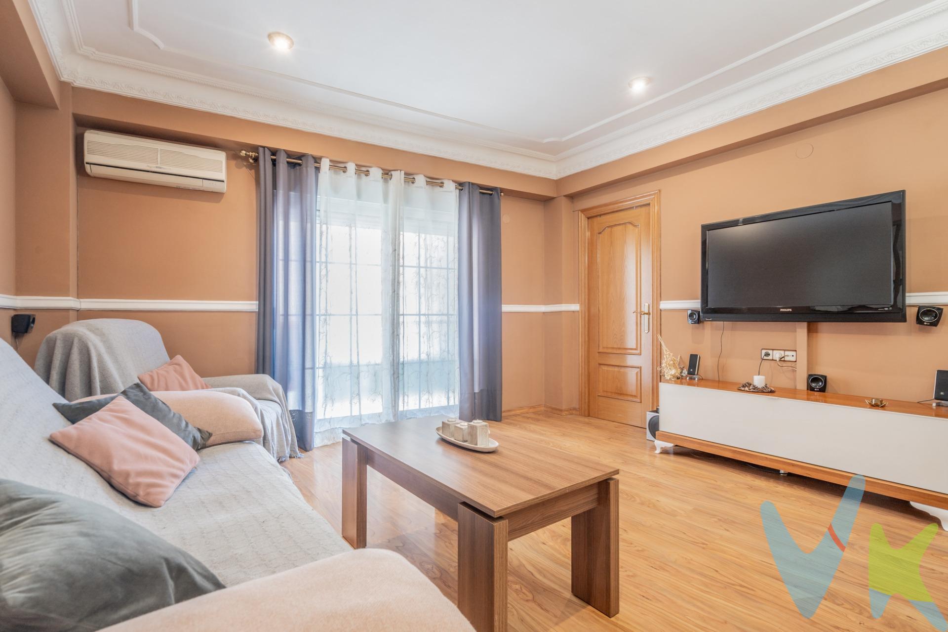 No dejes pasar esta oportunidad. Vivienda reformada de 3 habitaciones con 2 terrazas en El Alborgí – Paterna. Se vende estupendo piso de 100 m² construidos, completamente reformado, ubicado en una de las mejores zonas de Paterna, junto al Parque Central (El Alborgí). La vivienda cuenta con:. 3 habitaciones (una de ellas con salida a terraza). 1 baño completo + 1 aseo. Cocina independiente con acceso a  terraza . Amplio salón comedor muy luminoso con aire acondicionado. Calefacción por radiadores. Suelos de parquet y paredes lisas. Ascensor a cota cero, accesibilidad total. . Ubicación privilegiada, rodeada de zonas verdes, a escasos metros del Parque de Paterna, con colegios, supermercados, transporte público y todo tipo de servicios a pie de calle. . Paterna se ha consolidado como una de las zonas más demandadas del área metropolitana de Valencia, y no es casualidad. Combina la tranquilidad de un entorno residencial con la comodidad de tener todos los servicios al alcance y una excelente conexión con la capital. ¿Por qué elegir Paterna?. A tan solo 10 minutos de Valencia, con acceso directo por metro, bus y coche. Zonas verdes como el Parque Central (El Alborgí), ideales para pasear, hacer deporte o disfrutar en familia. Amplia oferta educativa, sanitaria, deportiva y comercial. Ambientes tranquilos y familiares, perfectos para vivir con niños. Cercanía a centros comerciales, universidades, parques tecnológicos y grandes empresas. . Vivir en Paterna es ganar en calidad de vida sin alejarte de la ciudad. Ya sea para invertir o para establecer tu hogar, es una apuesta segura. . ¡Una oportunidad única para entrar a vivir sin necesidad de reformas!. Por mandato expreso del propietario, comercializamos este inmueble en exclusiva, lo que le garantiza el acceso a toda la información, a un servicio de calidad, un trato fácil, sencillo y sin interferencias de terceros. Por este motivo, se ruega no molestar al propietario, a los ocupantes de la propiedad o a los vecinos. Muchas gracias por su comprensión. Si usted es agente inmobiliario y tiene un cliente para este inmueble, llámenos.