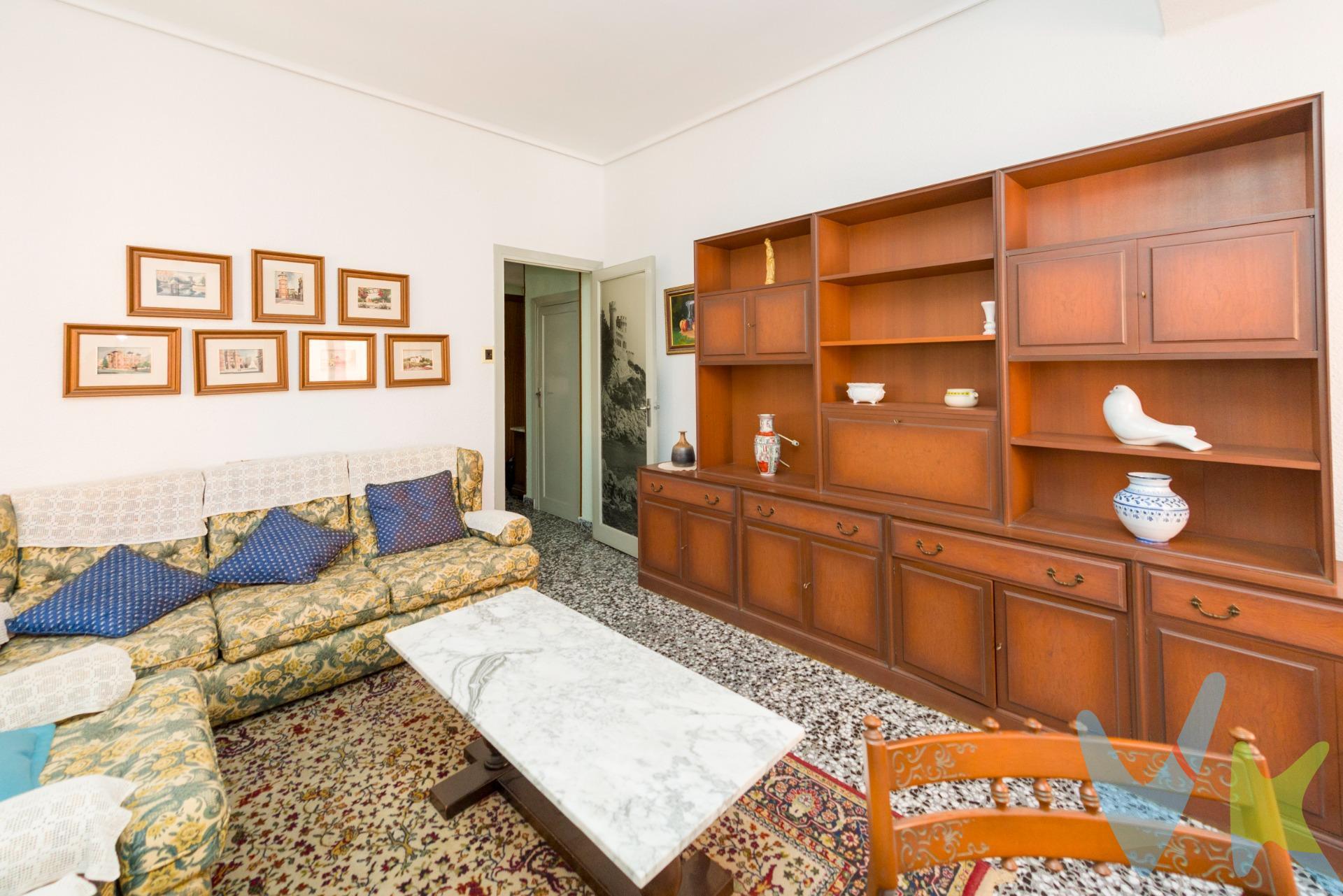 🏠 PISO EN CALLE BENASAL (ZONA AVENIDA VALENCIA NORTE) - A UN PASO DEL CENTRO DE CASTELLÓN 🏠. ¿Buscas vivir cerca de todo sin pagar los precios del centro? Esta es tu oportunidad. 📍. Te presentamos un piso de 74 m² útiles (86 m² construidos), ubicado en la calle Benasal, en la zona de la Avenida Valencia Norte, una de las áreas mejor comunicadas de Castelló de la Plana, a escasos minutos andando del centro histórico, comercios, colegios y todos los servicios que necesitas en tu día a día. 🚶‍♀️🚶‍♂️. ✨ Lo que te va a enamorar:. 🌞 Piso en esquina, con triple orientación (Norte, Este y Oeste), lo que se traduce en luz natural durante todo el día y una ventilación excepcional. Olvídate de los pisos oscuros e interiores. 🛏️ 3 habitaciones, 2 de ellas amplias, perfectas para una familia o para quien busque espacio de sobra sin renunciar a la ubicación. 🛁 1 baño completo. 🛗 Ascensor, porque subir la compra o volver del trabajo no tiene por qué ser una odisea. 🚪 Puerta blindada, para tu tranquilidad. 🍳 Cocina equipada, lista para que empieces a cocinar desde el primer día. 💧 Suministros de agua y luz. 💶 Gastos que dan tranquilidad:. - Comunidad: solo 50 €/mes. - I.B.I.: 255 €/año. Unos gastos de comunidad e IBI muy contenidos que te permitirán destinar tu presupuesto a lo que realmente importa: hacer de este piso tu hogar, a tu ritmo y según tus posibilidades. 📅💡. 🎨 Un lienzo en blanco a tu medida. 🏛️ Es un espacio con carácter, con "alma", que te da la libertad total de ir dándole tu toque personal poco a poco, sin prisas, adaptándolo a tus gustos y a tu presupuesto según lo vayas necesitando. No es una vivienda "de catálogo" lista para hacer la maleta y entrar sin pensar en nada más… y precisamente por eso, su precio es tan competitivo. 💡 Aquí no pagas por reformas que quizás ni siquiera te gustarían: pagas por una ubicación privilegiada, una estructura sólida y un potencial enorme para convertirlo, con el tiempo, en el piso de tus sueños. 🛠️✨. Ideal si buscas:. ✅ Entrar en el mercado inmobiliario sin sobreendeudarte. ✅ Una zona céntrica y bien comunicada. ✅ Ir mejorando tu vivienda a tu ritmo, sin prisas ni presiones. ✅ Una gran relación calidad-precio-ubicación. 📍 Ubicación. En calle Benasal, esquina, zona Avenida Valencia Norte, en pleno Castelló de la Plana, con acceso rápido a la Ronda Sur y a las principales vías de la ciudad. Todo lo que necesitas, a un paseo. 🚌🏪🏫. 💰 Precio de venta: 139.000 €. Una oportunidad real para hacerte con un hogar en una ubicación que muchos envidiarían, con margen para ir haciéndolo tuyo con el tiempo. 🔑. No dejes pasar esta oportunidad, contacta con nosotros y ven a verlo. ¡Te está esperando! 🏡💚. Por mandato expreso del propietario comercializamos este inmueble mediante contrato de multi-exclusiva, por el cual numerosas agencias colaboradoras, nacionales e internacionales, ofrecen esta vivienda a sus potenciales compradores, todo ello garantizando un servicio de calidad, un trato fácil, sencillo y sin interferencias de terceros, ya que la gestión es a través de nuestra agencia. *Impuestos, gastos de compraventa tales como honorarios agencia y financiación no incluidos.