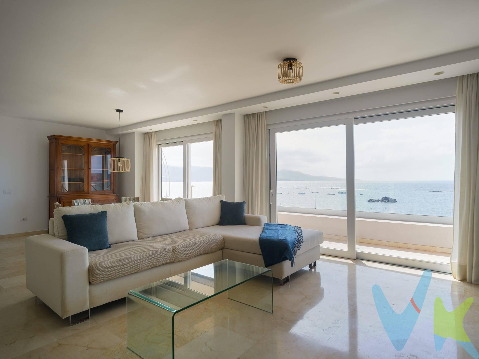Exclusiva propiedad en primera línea de Playa de Las Canteras.  Vivir en primera línea de Las Canteras es un privilegio…. Despertar cada día con el sonido del mar, disfrutar de atardeceres mágicos y contemplar cómo el sol se funde con el Atlántico desde tu propio balcón es un lujo reservado para unos pocos. Esta propiedad de 150 m², completamente reformada con materiales de alta calidad, ofrece un diseño moderno y vanguardista pensado para quienes valoran la exclusividad, la luz y la belleza de lo extraordinario. Características principales:. Ubicación inigualable: primera línea de una de las mejores playas urbanas de España. Diseño contemporáneo y concepto abierto: cocina y salón integrados en un espacio amplio, con una gran cristalera que conecta con un balcón alargado con vistas infinitas al mar. Dormitorio principal en suite: con amplio vestidor, baño privado y espectaculares vistas al océano. Segundo dormitorio acogedor y funcional, con otro baño independiente. Dos baños completos, modernos y elegantes. Colores neutros y acabados de diseño que potencian la luz natural y transmiten serenidad. Aquí cada detalle está pensado para disfrutar de una vida sofisticada y relajada al mismo tiempo. Una propiedad que invita a soñar y a dejarse llevar por el encanto de su entorno. Ubicada en una de las zonas más demandadas de Las Palmas de Gran Canaria, rodeada de servicios, restaurantes y el vibrante ambiente costero que convierte a Las Canteras en un lugar único.  . Una vivienda de ensueño, perfecta para un público exigente que busca modernidad, confort y, sobre todo, una vista privilegiada que convierte cada día en un espectáculo inolvidable.
