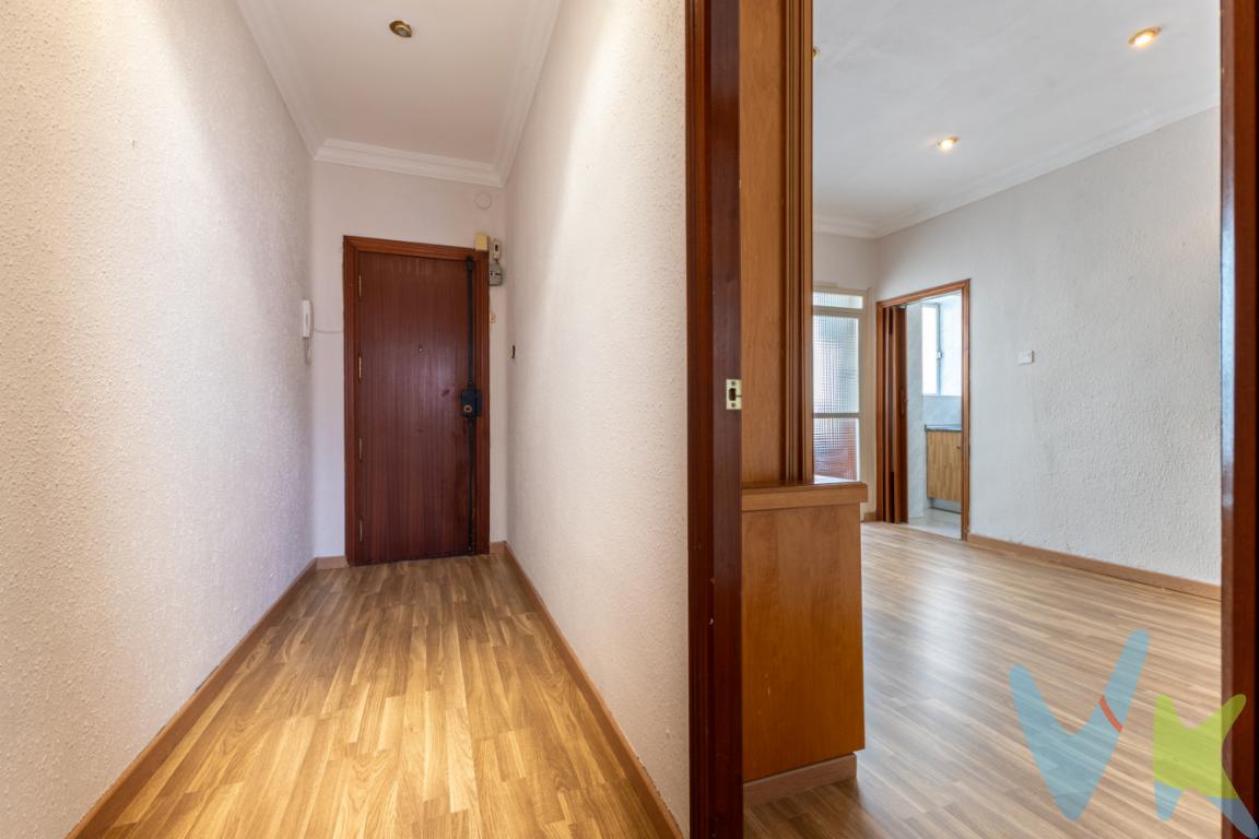 Ideal para inversores. Ponemos a su disposición este magnífico piso en venta situado en la zona Avenida de Abril - 9 de Octubre. Se trata de una vivienda que encarna el confort, la amplitud y la conveniencia, ideal para quienes buscan un hogar.Con un total de 90 metros construidos y 85 metros útiles, el espacio está optimizado al máximo para ofrecer la mayor comodidad posible. La distribución de la vivienda incluye cuatro habitaciones amplias, perfectas para acoger a una familia numerosa o para aquellos que buscan un espacio adicional para oficina o sala de actividades. Cada habitación está diseñada pensando en la comodidad y funcionalidad, asegurando espacios luminosos y bien ventilados.El inmueble se encuentra en la segunda planta de un edificio con historia, construido en el año 1960. Su diseño atemporal y robustez reflejan la calidad constructiva de la época, ofreciéndole una estructura sólida como basa para cualquiera de sus proyectos de renovación.Una de las grandes ventajas de esta propiedad es su ubicación privilegiada. Situada en una Avenida principal de Puerto de Sagunto, una de las áreas más demandadas de la región, disfrutarás de un ambiente tranquilo a la par de estar rodeado de todas las comodidades urbanas necesarias. La cercanía con diversas líneas de transporte público, incluyendo paradas de bus, garantiza una excelente comunicación con el resto de la ciudad y sus alrededores. Además, la zona ofrece una amplia gama de servicios como colegios, supermercados, centros deportivos y áreas verdes, todos ellos a poca distancia a pie.El salón principal es acogedor y luminoso, perfecto para recibir visitas o disfrutar de agradables reuniones familiares. La cocina, invita a los más creativos a experimentar en el arte culinario. Además, el piso cuenta con un baño con ducha.Los interesados en visitar este inmueble descubrirán un espacio donde los detalles inspiran calidez y bienvenida. No importa si te encuentras ante tu primer hogar o estás en busca de una inversión inmobiliaria rentable; esta propiedad tiene potencial para adaptarse a una variedad de necesidades residenciales.La comunidad en la que se encuentra es tranquila y amigable, ideal para aquellos que valoran un entorno sereno pero que no desean sacrificar la vida urbana. Al ubicarse en una planta elevada, goza de buenas vistas y una excelente ventilación, permitiendo disfrutar de un clima agradable durante todo el año.No dejes pasar la posibilidad de ser el propietario de este encantador piso en Puerto de Sagunto. Te animamos a coordinar una visita para descubrir de primera mano todas las ventajas que esta propiedad tiene reservadas para ti. Nuestro equipo estará encantado de recibirte y ofrecerte toda la información necesaria para que tomes la mejor decisión. Queremos ayudarte a encontrar el espacio perfecto para tu futuro y este piso podría serlo. Te esperamos para que te enamores de un hogar lleno de potencial y oportunidades. -  El precio indicado no incluye gastos ni otros conceptos. Al precio publicado deberá añadirse:Honorarios de intermediación de la agencia inmobiliariaGastos de inscripción en el Registro de la PropiedadHonorarios notarialesImpuestos aplicables a la transmisión (IVA o ITP y AJD, según el caso)El inmueble se vende sin amueblar, sin electrodomésticos, enseres ni elementos decorativos.    