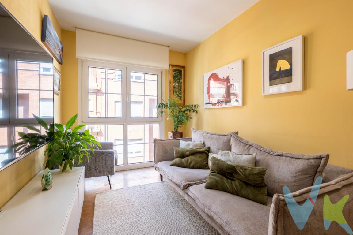 Si valoras vivir junto al mar, y que desde casa puedas ver un trozo de la Playa San Lorenzo, para saber si hay marea alta o baja, y además busques una vivienda en la que puedas entrar a disfrutar de ella sin necesidad de demasiadas reformas, esta puede ser tu oportunidad. La vivienda proyecta sus vistas hacia la calle Ezcurdia desde el salón,  también la cocina, desde donde se divisa el mar y por otra parte, las habitaciones proyectan sus vistas al patio de manzana que se forma junto con los edificios de la calle La Playa, Marques de Casa Valdés y la zona deportiva del colegio San Vicente. Las habitaciones al estar orientadas hacia el sur, y ser el patio enorme, son especialmente soleadas.La vivienda tiene dos baños. .La calefacción es folio radiante, lo que genera un calor muy confortable. Las ventanas son de pvc ideal en un entorno marino.El vecindario está compuesto de 10 vecinos, configurándose por 2 pisos nada más por planta.La vivienda no dispone de barreras arquitectónicas ni en el portal , el ascensor es amplio al tratarse de 6 plazas, lo que permite acceder cómodamente tanto para carritos de bebés o silla de ruedas, y el baño no tiene peldaños.Opcional adquirir trastero en el mismo edificioEsperamos que esta preciosa vivienda te guste tanto como a nosotros, y que si das el paso a vivir en ella, seas tan feliz como lo han sido sus propietarios en esta vivienda.Llámanos, estaremos encantados de ayudarte