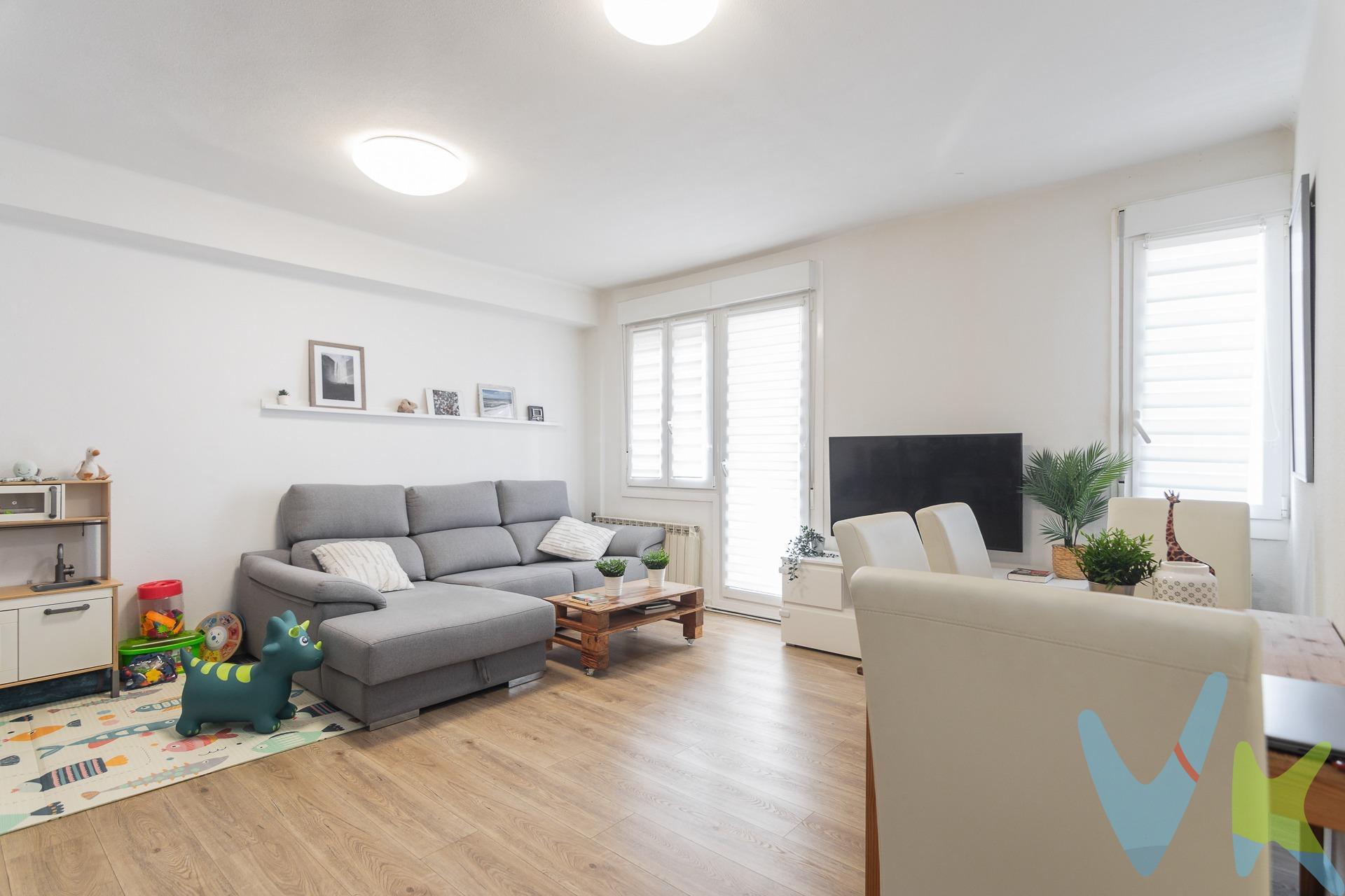 ¿Buscas luz natural, buen gusto y comodidad? Esta agradable vivienda de dos dormitorios, originalmente tres,  lo tiene todo ! Ha sido reformada con gusto para ofrecer un espacio acogedor y funcional. Amplio salón con salida a un agradable balcón abierto, con amplias vistas, para respirar en tus momentos de relax, un cafetito, un refrigerio, admirar las estrellas en las noches de verano.. Dos dormitorios con armarios empotrados, cocina renovada, práctica y muy agradable con acceso a un segundo un balcón cerrado, ideal para almacenamiento. Un baño reformado, cómodo y práctico. Descubre esta encantadora y agradable vivienda, toda exterior,  reformada, en una tercera altura, que te ofrece luminosidad y vistas abiertas, desde sus dos balcones, uno abierto en salón y otro cerrado, muy práctico en cocina.  . Sus acabados:  puertas lacadas en blanco, parquet flotante, ventanas nuevas, armarios empotrados en blanco, baño reformado, cocina renovada, muy bien equipados. . Ubicada en una tercera altura de un edificio rehabilitado en una avenida principal. Disfrutaras de su luminosidad y despajadas vistas. Estarás perfectamente conectado, rodeada de todos los servicios en un barrio animado y dinámico en una de las zonas más vivas de Pamplona.  Lista para entrar a vivir. ¿Te vienes a conocerla?. ¿TE VIENES A CONOCERLA? NO TE LA DEJES ESCAPAR !!. El PVP indicado no incluye impuestos ni gastos de transmisión (ITP, Notaria y Registro)