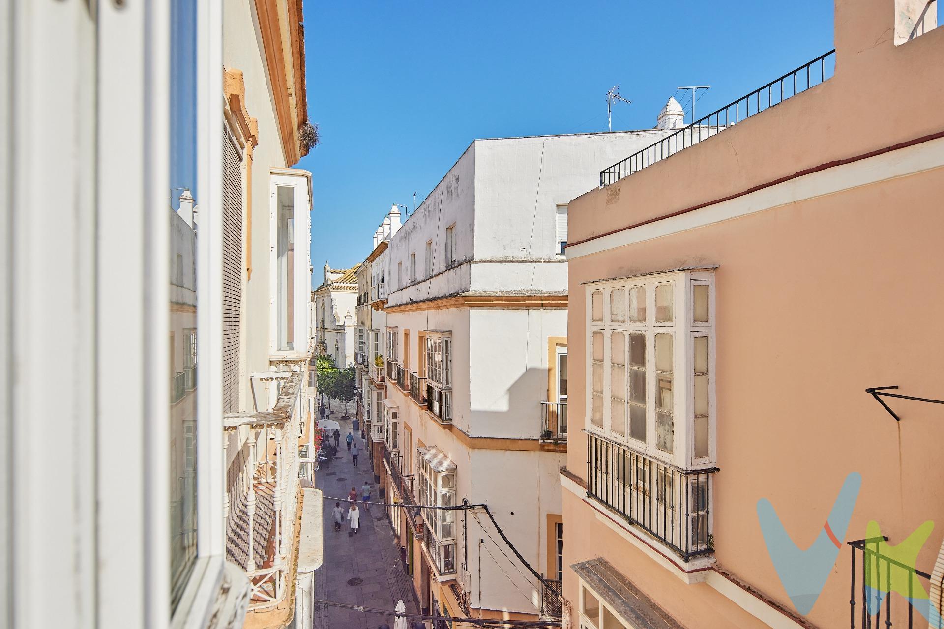 Descubre esta magnífica vivienda reformada y llena de luz natural, ubicada en un elegante edificio del siglo XIX con ascensor, situado en la prestigiosa calle San Francisco de Cádiz. Con una superficie construida de 120 m², este amplio piso cuenta con tres habitaciones dobles y dos baños completos que ofrecen comodidad para toda la familia. La habitación principal con el baño incorporado tipo suite. La vivienda tiene luminosidad durante todo el día al ser todas las dependencias exteriores. Además, dispone de aire acondicionado y calefacción central para su confort durante todo el año. Incluye también un trastero de unos 10m2 útiles ideal como oficina para teletrabajar o espacio adicional para almacenamiento ubicado en planta tercera con ventana propia. Su ubicación cercana a autobuses, centros comerciales, colegios y hospitales añade aún más valor a esta excepcional propiedad. * Gastos de compraventa no incluidos en el precio. Infórmese sin compromiso. Si le interesa esta vivienda pero necesita vender antes de comprar, le ofrecemos valoración gratuita de su propiedad y le ayudamos a encontrar un comprador. *Periodo de validez del anuncio hasta el 31 de Diciembre de 2026. 